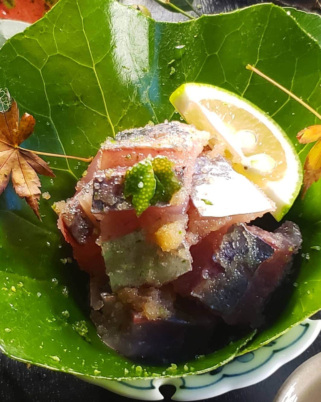 大河内志保さんのインスタグラム写真 - (大河内志保Instagram)「新橋の名店「京味」西さんの﻿ 料理本「日本のおかず」から﻿ お気に入りの一品﻿ ﻿ 鯵のたらこ和え﻿ ﻿ 本来は九条ネギが添えられてますが﻿ 今回は庭のカボスの皮を散らしました。﻿ ﻿ 素材と相談してシンプルに作るのにずば抜けて美味しい西さん(一昨年前に天に召されました)の料理﻿ ﻿ 料理名人の西さんはシンプルにいとも簡単に唸る一品を飄々と作ってらした印象が強い。﻿ ﻿〈作り方〉 鯵は三枚おろし(魚屋さんでしてもらいましょう)﻿ 塩を打ち少し15分～1時間置く﻿ 酢と水半割りで洗い水気を拭く﻿ 皮を引き、骨を取る﻿ 適当な大きさに切り分け皮からこそいだたらこをまぶす。﻿ ﻿ 余計な物は何もいらない、このままで絶品な一品に。﻿ ﻿ #京味﻿ #西健一郎﻿ #日本のおかず﻿ #ご冥福をお祈り申し上げます﻿ #もう一度西さんの鱧松料理を食べたい #食べる事が大好き﻿ #秋のプレゼンテーション #紅葉 #大河内志保」10月14日 18時36分 - okouchi_shiho