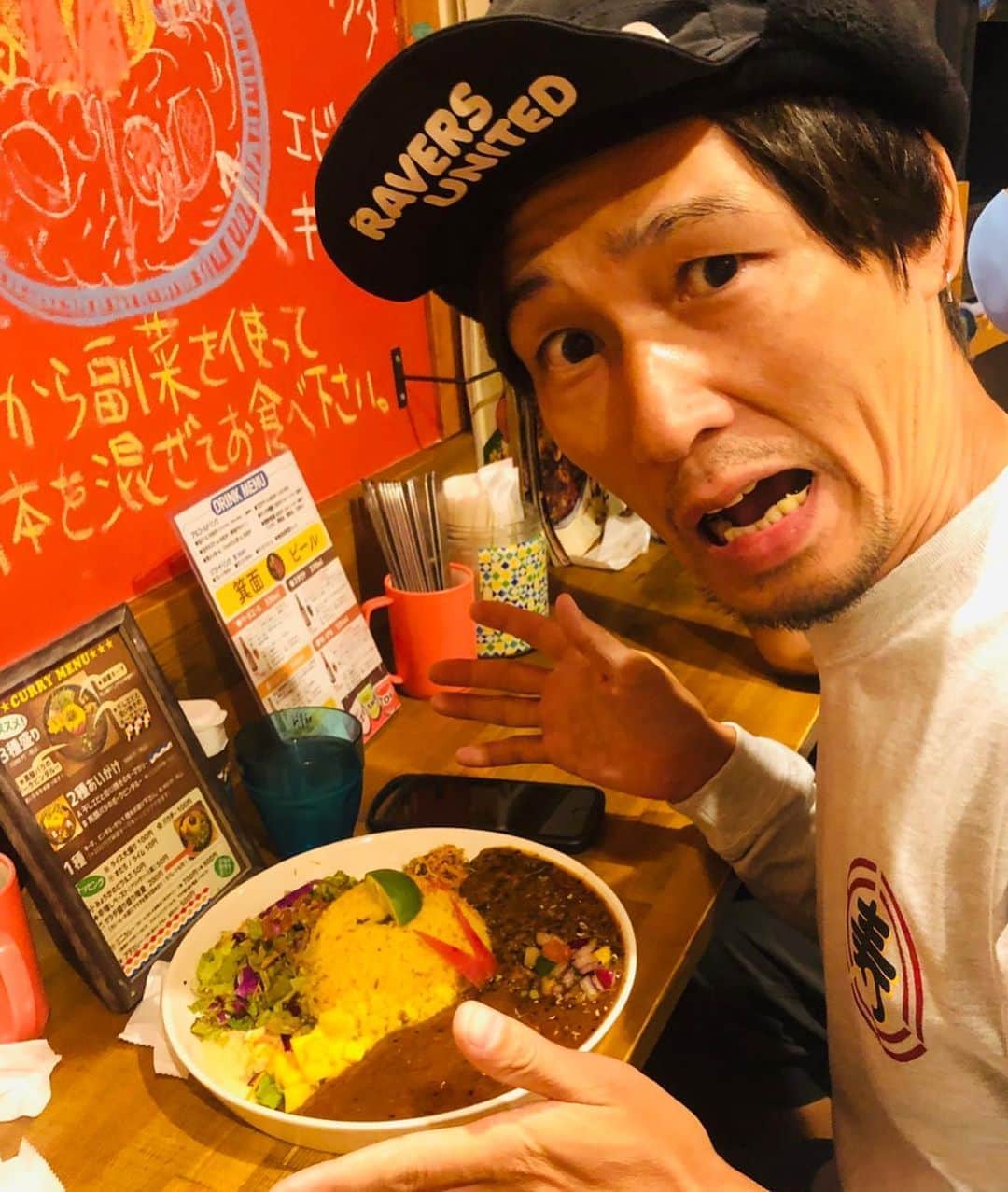 HASSYさんのインスタグラム写真 - (HASSYInstagram)「. 【大阪オススメのスパイスカリー】  🧑🏼‍🎤スパイスカリー『ハルモニア』🍛  最高においしいのです🤤🍛 いつも2種あいがけを頼みます🙆‍♂️ 3種あいがけもあります。  ええやんかぁ〜です🙆‍♂️はぁい‼️  #スパイスカリー  #ハルモニア  #スパイスカリーハルモニア  #大阪カレー #大阪カレー巡り  #大阪オススメグルメ  #カレー #ええやんかぁ  #混雑時は食べたら秒でお会計して出ましょう」10月14日 18時43分 - hassy_upsetter