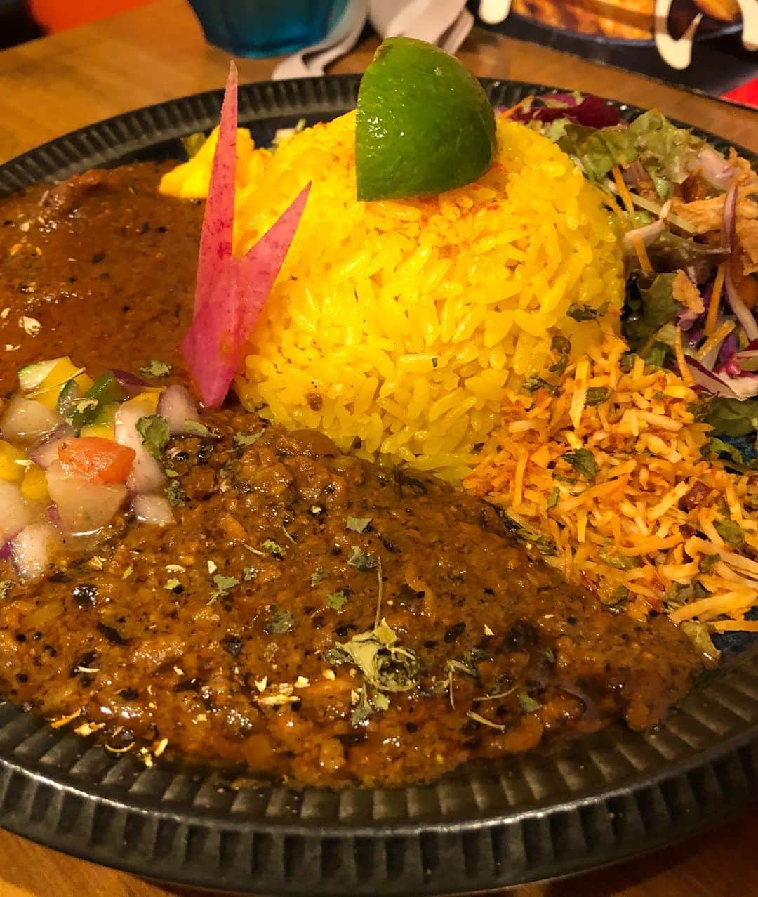 HASSYさんのインスタグラム写真 - (HASSYInstagram)「. 【大阪オススメのスパイスカリー】  🧑🏼‍🎤スパイスカリー『ハルモニア』🍛  最高においしいのです🤤🍛 いつも2種あいがけを頼みます🙆‍♂️ 3種あいがけもあります。  ええやんかぁ〜です🙆‍♂️はぁい‼️  #スパイスカリー  #ハルモニア  #スパイスカリーハルモニア  #大阪カレー #大阪カレー巡り  #大阪オススメグルメ  #カレー #ええやんかぁ  #混雑時は食べたら秒でお会計して出ましょう」10月14日 18時43分 - hassy_upsetter