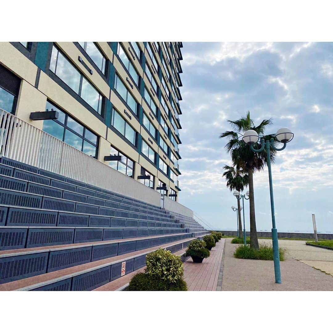のインスタグラム：「『東京ベイ東急ホテル』 * 海外から羽田•成田空港に帰国された新型コロナウイルスPCR検査待機者の受け入れを4/27〜9/30までおこなってきたこちらのホテルが明日、10/15より営業再開します。 * 「新しい生活様式」及び『東京ベイ東急ホテル』のガイドラインに基づき感染防止に向けた取り組みのもと、コロナ禍におけるオリジナルプランとしてさまざまなホテルステイプログラムを展開。 * 今日はそのプレスプレビューにお邪魔してきました。 * 従業員のみなさまの戦いに 熱い想いに涙しそうになりながら…… 私の自粛開け初めての会場での記者発表会が こちらで良かったと、いろいろな思いを噛み締めながら出席させていただきました。 * ホテルの前に広がる海を望む客室では、スイートルームでスイーツパーティが楽しめたり、仕事をしながらリゾートを満喫するワーケーション、ビュッフェでは安心安全のもとおいしい食事を堪能できます。 * * 国内に5万件以上あるホテルのなかでも、このような経験をされたホテルは数多くありません。 千葉県民として誇りに思います。 私も絶対に泊まりに行きます。 * #ホテル #ホテルステイ #東京ベイ東急ホテル #ワーケーション #ワーケーション実践中 #新浦安 #オーシャンビュー #海 #gotoキャンペーン #旅 #旅行 #千葉 #千葉県 #hotel #hotelstay #tokyobaytokyuhotel #japan #chiba #trip」
