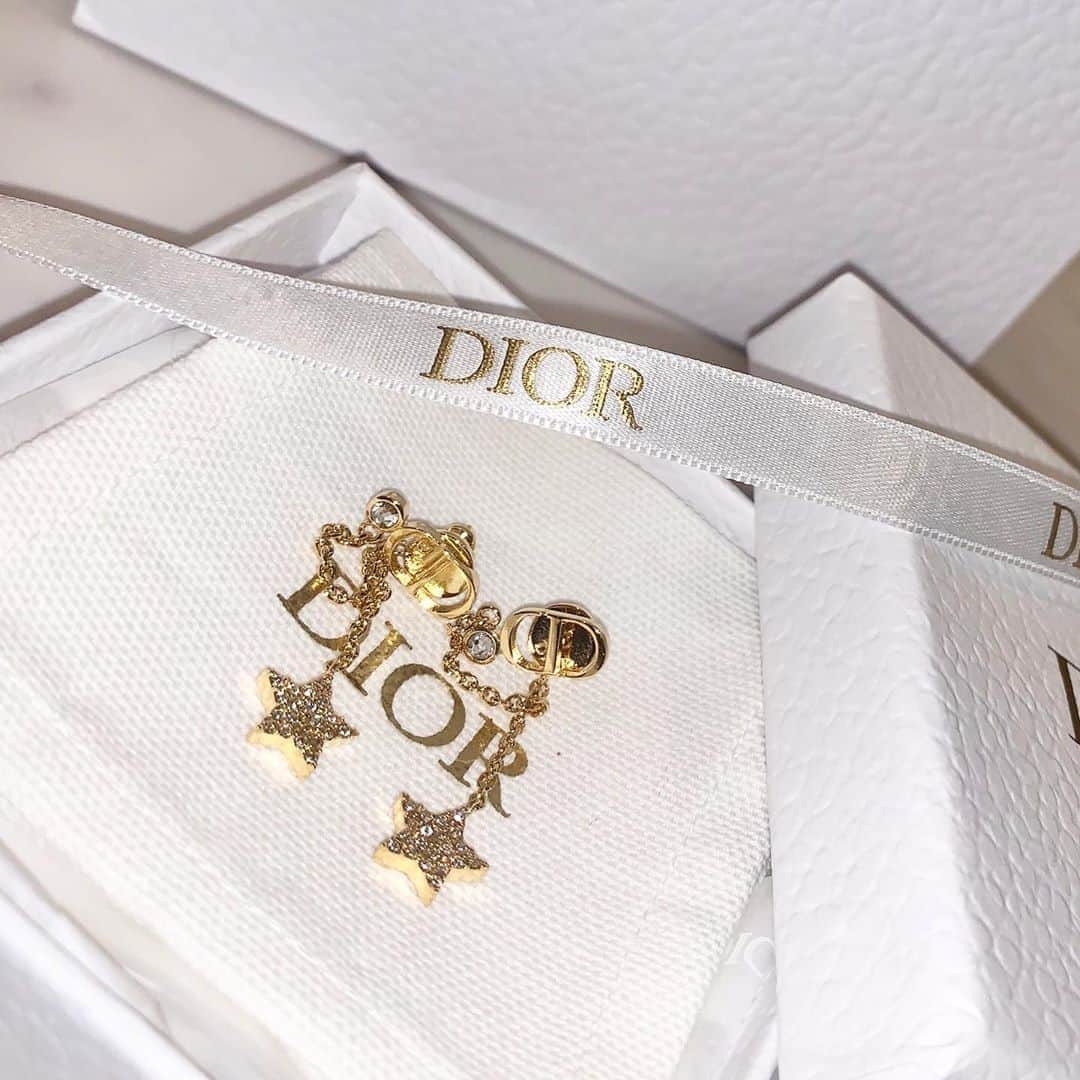 さあちゃむ.さんのインスタグラム写真 - (さあちゃむ.Instagram)「🤍 . Diorのアクセサリーだいすきなのにすぐ無くしちゃうけど また買ってしまった🥺💕 悩んでたピアス🤍 もー無くさないよー気おつけよ😂 . 伊勢丹で買ったんだけどぜんぜん定員さん相手にしてくれなくて どーせこいつ買わねえだろみたいな態度されて買ってもだるそうに包んでてめっちゃウザかったんだだけど まだまだ見た目がお子ちゃまなのかな🥵 Diorが似合う女になれるようがんばろ . #diorピアス #dior #accessory」10月14日 18時43分 - saacham_style