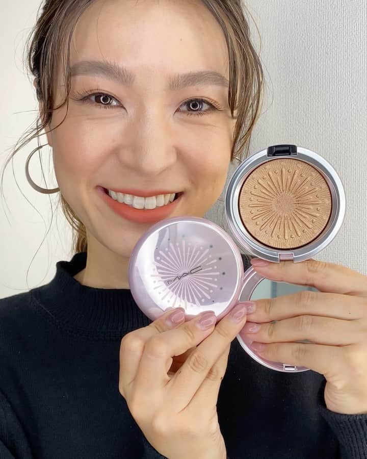 M∙A∙C Cosmetics Japanのインスタグラム：「ホリデーシーズンのメイクアップの仕上げとなる、上品な光を放つハイライト✨ ㅤ ゴールデン ブロンズとフロスティー ホワイト、あなたはどちらがお好み？🌟 ㅤ エクストラ ディメンション スキンフィニッシュ ☑︎フレア フォー ザ ドラマティック(ゴールデン ブロンズ) ☑︎レット イット グロー(フロスティー ホワイト) ㅤ #MACFrostedFirework #MACクリスマスコフレ2020 #MACHoliday#MACCosmeticsJapan #MACCosmetics #MAC #MACコスメ #マックコスメ #メイクプロセス#トレンドメイク#秋メイク#冬メイク#クリスマスコフレ2020#クリスマスコフレ#ツヤ肌#ツヤ#ハイライト#ツヤ肌メイク#つや肌#つやつや#透明感#透明感メイク#骨格メイク#小顔効果#小顔メイク#立体感#ベースメイク」