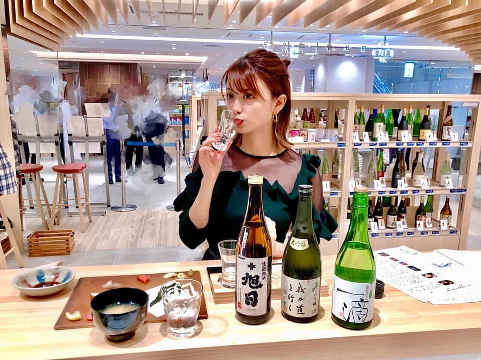 西村まどかさんのインスタグラム写真 - (西村まどかInstagram)「日比谷しまね館日本酒試飲会へ 行ってきました🍶🤍 "日本酒発祥の地"と古事記にも記載されている 日本酒造りの盛んな島根県。 ㅤㅤㅤㅤㅤㅤㅤㅤㅤㅤㅤㅤㅤ 今回はその中から３種類の日本酒を。 ㅤㅤㅤㅤㅤㅤㅤㅤㅤㅤㅤㅤㅤ ① #奥出雲の一滴 -One drop- ラベルがしずく💧になっていて可愛い〜 その為に緑のボトルにしたそう☻ ㅤㅤㅤㅤㅤㅤㅤㅤㅤㅤㅤㅤㅤ ジューシーなお酒ときいて、 お酒でジューシーってどゆこと？！って 思ったけど飲んで納得◎ スッキリしながら旨味もしっかり✨ 飲みやすいだけだと物足りない事ないですか？笑 まさに絶妙なバランスで美味しかったです。 ㅤㅤㅤㅤㅤㅤㅤㅤㅤㅤㅤㅤㅤ ②大吟醸 #我が道を行く　 精米歩合３５%✨ つまりお米を６５%も磨いて作っている贅沢なお酒。 研ぎ澄まされた透明感と華やかな吟醸香に酔いしれた〜 ずっと飲めちゃうやつですね。  実はこちら竹下登元総理のご実家の酒造さんなんです！ ということで、競馬番組でもお世話になっている、 DAIGOさん @daigo_breakerz_ ラベルのお酒も見つけました😆 ㅤㅤㅤㅤㅤㅤㅤㅤㅤㅤㅤㅤㅤ ③生酛純米 #十旭日 注がれだ時から濃醇な香りが〜！✨ 米の味もしっかりで濃醇で、でもさらっと飲める！ のどぐろの油も程よく流してくれて 美味しい組み合わせでした🐟 ㅤㅤㅤㅤㅤㅤㅤㅤㅤㅤㅤㅤㅤ こりゃ御燗でも絶対美味しい。 これからの季節にピッタリやなぁ  この３つ以外にもたくさん商品があって 「日比谷しまね館」では他にも買えるよ☻ ㅤㅤㅤㅤㅤㅤㅤㅤㅤㅤㅤㅤㅤ 初めて食べた、島根県名産の #赤てん  (魚のすり身に赤唐辛子を入れてパン粉であげたもの) これいい感じにピリ辛で止まらなかった！！🌶笑 ㅤㅤㅤㅤㅤㅤㅤㅤㅤㅤㅤㅤㅤ 他にも沢山あって、地ビールやワインのボトルが 可愛いものが多かったのも印象的でした🍾 ㅤㅤㅤㅤㅤㅤㅤㅤㅤㅤㅤㅤㅤ そして、美肌県１位だそうで✨(@POLA) スキンケア商品も面白かったなぁ 確かに、温泉×日本酒は最強の組み合わせや。 ㅤㅤㅤㅤㅤㅤㅤㅤㅤㅤㅤㅤ　 ㅤㅤㅤㅤㅤㅤㅤㅤㅤㅤㅤㅤㅤ 普段は地元福井の #淡麗辛口 な地酒を飲んでたから、 #濃醇辛口 な島根の地酒はまた新鮮で美味しかった！ 全国の色んな日本酒を味わいたいな〜〜 ㅤㅤㅤㅤㅤㅤㅤㅤㅤㅤㅤㅤㅤ 島根の日本酒を一人一本プレゼントキャンペーンが 実施されているそうなので、お酒好きの方は是非☻ @shimanejizake  応募期間：2020年10月1日～10月18日 対象者：島根のお酒を初めて飲む方、またはもう一度飲んでみたい方  ㅤㅤㅤㅤㅤㅤㅤㅤㅤㅤㅤㅤㅤ #日本酒発祥の地 #島根の地酒  #日比谷しまね館 #PR  ㅤㅤㅤㅤㅤㅤㅤㅤㅤㅤㅤㅤㅤ」10月14日 18時44分 - madoka_nsmr