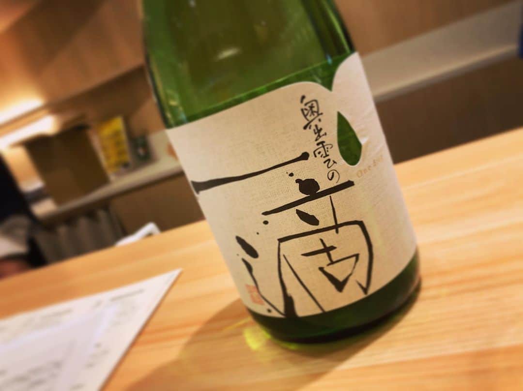 西村まどかさんのインスタグラム写真 - (西村まどかInstagram)「日比谷しまね館日本酒試飲会へ 行ってきました🍶🤍 "日本酒発祥の地"と古事記にも記載されている 日本酒造りの盛んな島根県。 ㅤㅤㅤㅤㅤㅤㅤㅤㅤㅤㅤㅤㅤ 今回はその中から３種類の日本酒を。 ㅤㅤㅤㅤㅤㅤㅤㅤㅤㅤㅤㅤㅤ ① #奥出雲の一滴 -One drop- ラベルがしずく💧になっていて可愛い〜 その為に緑のボトルにしたそう☻ ㅤㅤㅤㅤㅤㅤㅤㅤㅤㅤㅤㅤㅤ ジューシーなお酒ときいて、 お酒でジューシーってどゆこと？！って 思ったけど飲んで納得◎ スッキリしながら旨味もしっかり✨ 飲みやすいだけだと物足りない事ないですか？笑 まさに絶妙なバランスで美味しかったです。 ㅤㅤㅤㅤㅤㅤㅤㅤㅤㅤㅤㅤㅤ ②大吟醸 #我が道を行く　 精米歩合３５%✨ つまりお米を６５%も磨いて作っている贅沢なお酒。 研ぎ澄まされた透明感と華やかな吟醸香に酔いしれた〜 ずっと飲めちゃうやつですね。  実はこちら竹下登元総理のご実家の酒造さんなんです！ ということで、競馬番組でもお世話になっている、 DAIGOさん @daigo_breakerz_ ラベルのお酒も見つけました😆 ㅤㅤㅤㅤㅤㅤㅤㅤㅤㅤㅤㅤㅤ ③生酛純米 #十旭日 注がれだ時から濃醇な香りが〜！✨ 米の味もしっかりで濃醇で、でもさらっと飲める！ のどぐろの油も程よく流してくれて 美味しい組み合わせでした🐟 ㅤㅤㅤㅤㅤㅤㅤㅤㅤㅤㅤㅤㅤ こりゃ御燗でも絶対美味しい。 これからの季節にピッタリやなぁ  この３つ以外にもたくさん商品があって 「日比谷しまね館」では他にも買えるよ☻ ㅤㅤㅤㅤㅤㅤㅤㅤㅤㅤㅤㅤㅤ 初めて食べた、島根県名産の #赤てん  (魚のすり身に赤唐辛子を入れてパン粉であげたもの) これいい感じにピリ辛で止まらなかった！！🌶笑 ㅤㅤㅤㅤㅤㅤㅤㅤㅤㅤㅤㅤㅤ 他にも沢山あって、地ビールやワインのボトルが 可愛いものが多かったのも印象的でした🍾 ㅤㅤㅤㅤㅤㅤㅤㅤㅤㅤㅤㅤㅤ そして、美肌県１位だそうで✨(@POLA) スキンケア商品も面白かったなぁ 確かに、温泉×日本酒は最強の組み合わせや。 ㅤㅤㅤㅤㅤㅤㅤㅤㅤㅤㅤㅤ　 ㅤㅤㅤㅤㅤㅤㅤㅤㅤㅤㅤㅤㅤ 普段は地元福井の #淡麗辛口 な地酒を飲んでたから、 #濃醇辛口 な島根の地酒はまた新鮮で美味しかった！ 全国の色んな日本酒を味わいたいな〜〜 ㅤㅤㅤㅤㅤㅤㅤㅤㅤㅤㅤㅤㅤ 島根の日本酒を一人一本プレゼントキャンペーンが 実施されているそうなので、お酒好きの方は是非☻ @shimanejizake  応募期間：2020年10月1日～10月18日 対象者：島根のお酒を初めて飲む方、またはもう一度飲んでみたい方  ㅤㅤㅤㅤㅤㅤㅤㅤㅤㅤㅤㅤㅤ #日本酒発祥の地 #島根の地酒  #日比谷しまね館 #PR  ㅤㅤㅤㅤㅤㅤㅤㅤㅤㅤㅤㅤㅤ」10月14日 18時44分 - madoka_nsmr
