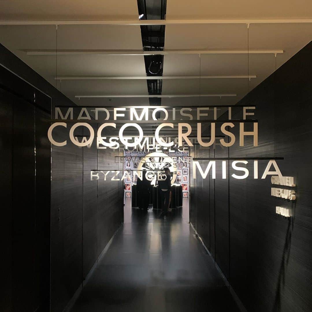のインスタグラム：「CHANELのアイコンジュエリー COCO CRUSHのイベント “The dictionary in love with Coco Crush” へ遊びに行ってきました。  ワード一つ一つに意味や物語があり、 それに基づいてデザインし、合わせ方提案をしています。 自分の肌感覚で着けられる このCOCO CRUSHはどんなシーンにも 合うし、そのジュエリーの物語を知った上でつけると特別感が増して もっとパーソナルに感じられるジュエリーだなと思いました。  またより一層COCO CRUSHに魅せられました。   #cococrush #chanelfinejewelry #ココクラッシュ @chanelofficial」
