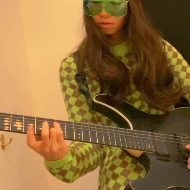 LISACHRISのインスタグラム：「指引きソフトバンクに挑戦中です。」