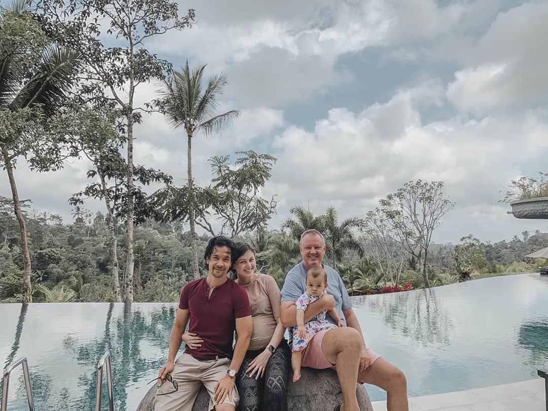 Kimberly Ryderのインスタグラム：「Hanging with Rayden’s grandad after a lovely lunch at @padmaubud. 🥰 Mirip kan mereka? 😄」
