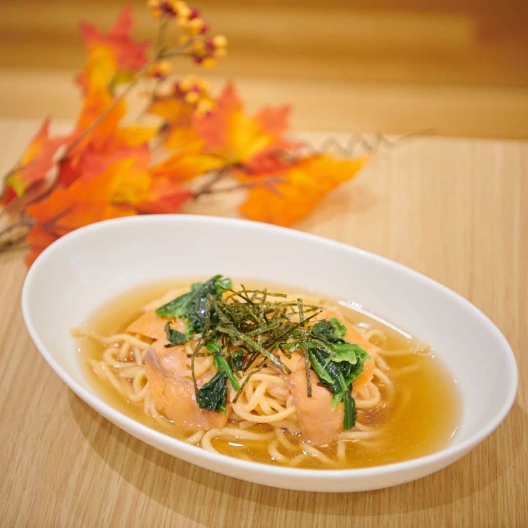 のインスタグラム：「・ 【食欲の秋！秋グルメ特集】 ・ 北海道の秋鮭を使用したスモークサーモンを、人気の明太子ソースにトッピングした出汁パスタ。3種類の和風だしの旨みが詰まったスープが麺と絡み、あとを引く美味しさです。 ・ ウェンディーズ・ファーストキッチン（1F） ・ アクアシティお台場 @aquacity_odaiba_official ・ #アクアシティお台場 #ウェンディーズファーストキッチン #wendysfirstkitchen #明太子とサーモンの3種出汁パスタ #パスタ #ハンバーガー #フードコート #ODAIBAFOODCOURT #お台場デート #グルメ #東京グルメ #foodstagram #飯テログラム #ランチ #ディナー #食欲の秋 #秋 #秋グルメ #aquacityodaiba #お台場 #アクアシティ #東京リゾー島 #odaiba #aquacity #台場 #daiba #東京 #tokyo #日本 #japan」