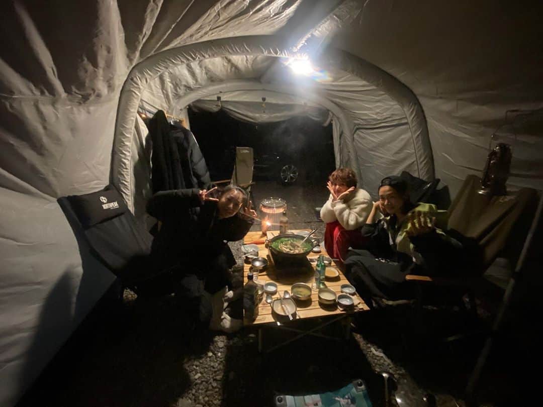 パク・ヒョジュのインスタグラム：「가을 밤 소소한 캠핑🏕 너무 행복했잖아요. 뼈가되고 살이 되는 인생조언들 #사랑합니다🙏 덕분에 낭만낭만 했네유 고마워유 @flower_surf 🌸」