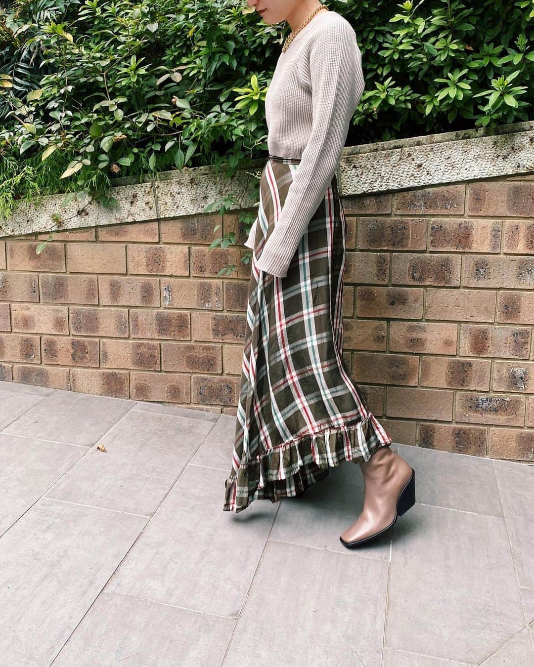 のインスタグラム：「. モカ色に一目惚れしたブーツ👢🌿 . #untishold」