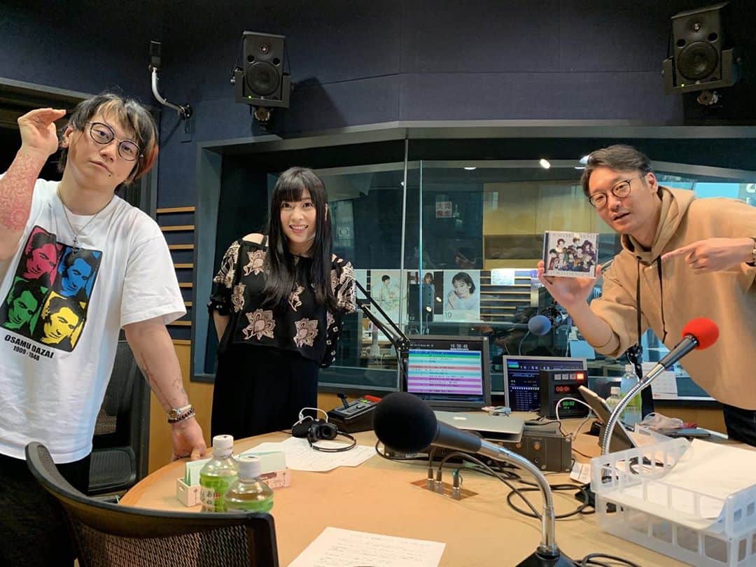 鈴華ゆう子のインスタグラム：「今日は和楽器バンドNEWアルバム発売日！その為、昨日は大阪まで行き終日ガッツリプロモーションさせて頂きました！ありがとうございました。 自粛中に書き下ろした曲たちがついに皆様の元へ！(*≧д≦)  大阪城ホールでのライブ映像のチェックをした時は、その場所が愛しくて涙ぐみました。是非、手に取って頂きたい作品となりました。 応援、よろしくお願い致します！ #TOKYO_SINGING #和楽器バンド wagakkiband #鈴華ゆう子　#町屋」