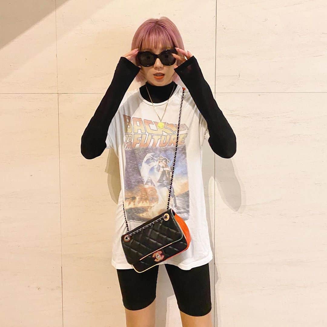 のインスタグラム：「昨日の😎🤍🖤﻿ ﻿ @stylenanda_japan で買ったカットソーのハイネック、普段ピタピタ過ぎるのが苦手だけど、これは程よいピタッと感で、袖も長めで、肌触りも良くて買ってよかったシリーズ🥳﻿ ﻿ 近年わりと選んでこなかった黒も、最近はなんだか着れそうな気がしたし、着たい気分だったので買ってみましたが、やっぱりしっくりきた🥴✨﻿ ﻿ 安かったから色違いで、色々と😚🌈﻿ ﻿ あまり厚着をできないタイプなので、インナー系は重宝するし、レイヤードアイテムとしてもそれっぽくなるから好き💛﻿ ﻿ ちなみに昼間は半袖で過ごしていたくらい、先週との寒暖差に驚き😳﻿ ﻿ #coordinate #outfit #ootd #fashion #style #styling #autumn﻿ ﻿ クレジットは #WEAR 👉🏻【erica0114】﻿ またはタップにて👆🏻📝﻿ ﻿ ﻿ そしてせっかくなので←なんのw﻿ ﻿ 2回目の #脳洗浄 についても、ここに記録✍🏼﻿ ﻿ このコーデ写真でも感じるくらい、顔がさらにコンパクトに👏🏼😂✨﻿ ﻿ あとはビフォーアフターをご覧いただけると分かるのですが📸﻿ ﻿ 4枚目が前回施術後と今回の施術後﻿ 5枚目が前回施術前と今回の施術後﻿ ﻿ 1回目でも効果すごかったのに、2回目も顔の縮み方がすご過ぎて、毎回施術後に鏡を見て「え？！笑」って笑っちゃうほど😂💕﻿ ﻿ 6枚目、7枚目も同様に、頭の大きさが指の関節一個分また小さくなりました🥺💕﻿ ﻿ 8枚目、9枚目の体のビフォーアフターが本当に驚き😂﻿ ﻿ 体重は変わってないのに←ここポイント、めっちゃ痩せたかのような仕上がり🤯😭😂✨✨✨﻿ ﻿ ちょうど1週間前に初めて受けた時が生理前、今回がほぼ生理終わりかけの時で、いつも生理前は確かにすごく浮腫むのですが、っにしてもこの差は歴然❣️すご過ぎる❣️❣️﻿ ﻿ 語彙力がないのが悔しいですが😂﻿ ﻿ オールハンドで全く痛くなく、本当に気持ちいいだけなんですよ🤯﻿ ﻿ なのにこの変化や効果は、ほんとなんなの⁉️ってくらい素晴らしくって、控えめに言って別人級になれる脳洗浄、 @parafuse.miyoko.yokohama さんのゴッドハンド具合、本物です🙏🏼🥺✨﻿ ﻿ 顔や体の変化はもちろん、肌の調子も良くなって、色んな角度からのアプローチがあり過ぎて、変化をキャッチするのが追いつかないレベル👏🏼😂💕﻿ ﻿ 10枚目の線が入ったビフォーアフターでは、口や顎の歪みが整ってるのも分かります👀﻿ ﻿ あとは脳洗浄した後、便秘ではないけど、かなり快便になるのも気付きポイント🥴💩💫﻿ ﻿ 自分で気になっていた、あらゆるコンプレックスが改善されて、本当にうれしいし、自分では気付かなかった顔の歪みや体のこと(太ったんだと思ってましたw←実際に体重的には太ったから。笑)を改めて見直せて、さらに美意識が高まって、明るい気持ちになって、ハッピーの連鎖😆💞﻿ ﻿ いやぁ〜本当にすごい技術があるものですね、毎回感動しすぎて、熱量高めですが🔥w﻿ ﻿ また次回のビフォーアフターもたのしみです🤤💕﻿ ﻿ #beauty #美容」