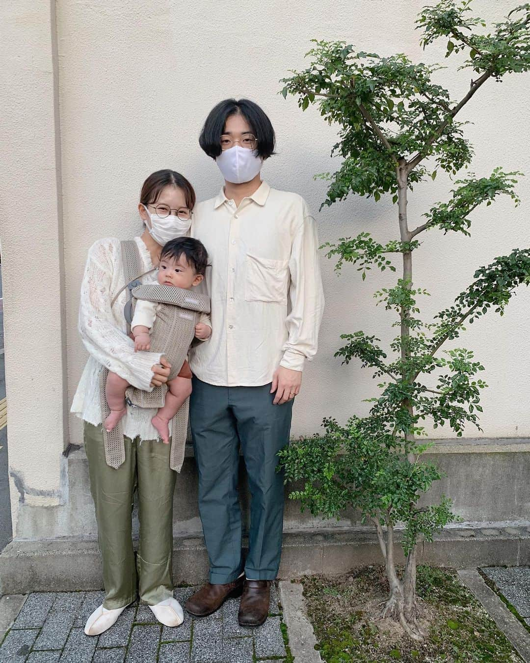 ちょびさんのインスタグラム写真 - (ちょびInstagram)「少し前に妹に撮ってもらった3人での写真。 つむは車が気になるようで 何枚撮ってもこの目線でした👶🏻 昨日は自分の誕生日を迎え、 次にやってくるは、つむぎの ハーフバースデー🎂♡ 家でお祝いしようと少しずつ 準備をがんばっています✏︎ やりたかったキューピーハーフも 何とか完成！よかった！ . #家族写真#ハーフバースデー準備#男の子ベビー#男の子ママ#男の子パパ#赤ちゃん#赤ちゃんのいる生活#赤ちゃんのいる暮らし#生後5ヶ月#生後6ヶ月#0歳児#0歳育児#育児日記#成長記録」10月14日 19時09分 - kaoriririn15