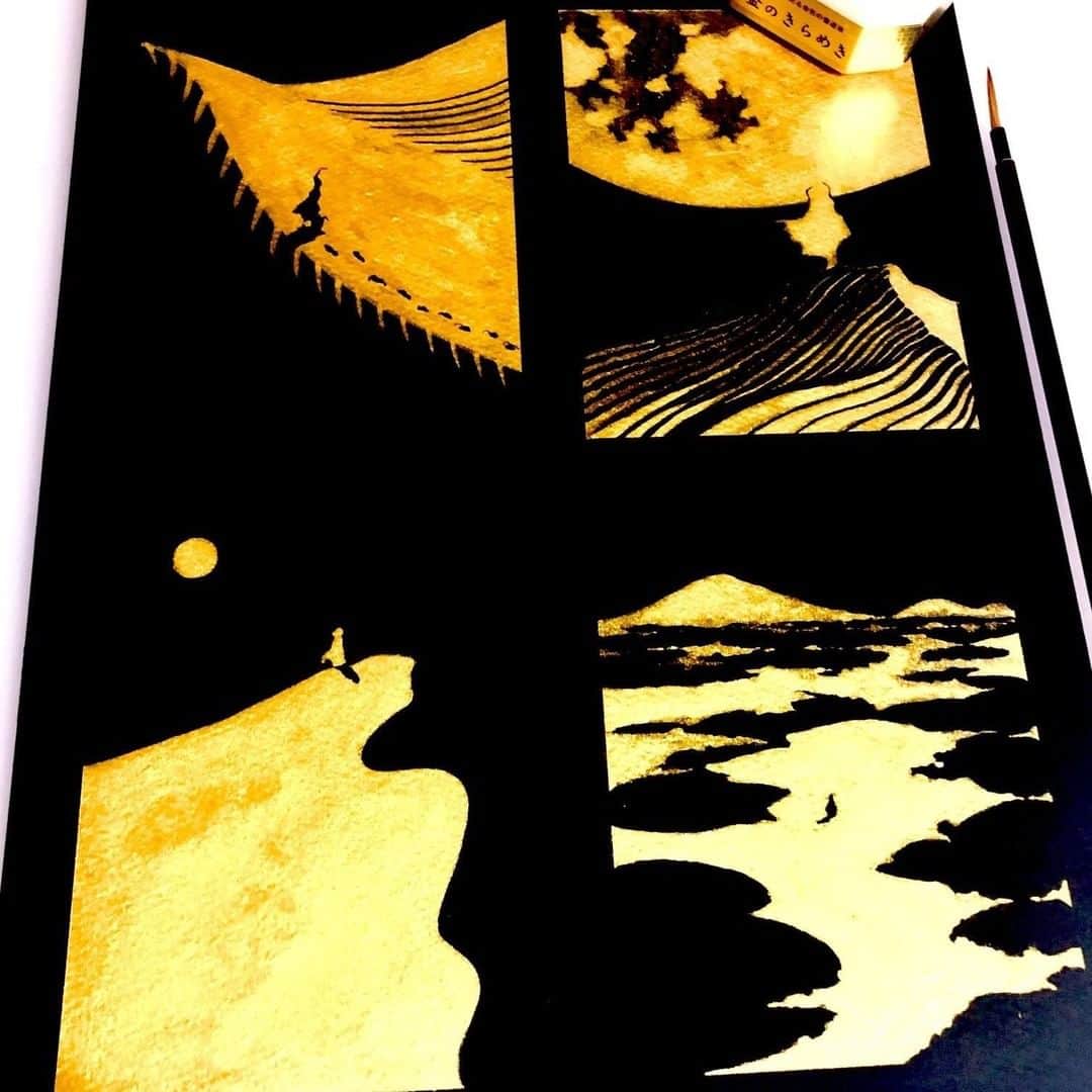 Kuretakeさんのインスタグラム写真 - (KuretakeInstagram)「黒い紙に「パール書道液　金のきらめき」で描かれた砂丘。シンプルな線で構成されていて稜線の美しさが際立っています！金と黒のキッパリとしたコントラストも魅力的！  みぞうえさんのツイッターをぜひご覧ください！ → https://twitter.com/mizoumaru/status/1316098715120099328  The dunes are beautifully drawn in a simple composition. The contrast between the black paper and "GOLD MICA" is clean and beautiful!  Art by: みぞうえ/ Mizoue (twitter@mizoumaru) Made with: 1. パール書道液 金のきらめき/KURETAKE GOLD MICA 2. ZIG CARTOONIST MENSO BRUSH Kolinsky Small  #kuretake_inktober #kuretake #kuretakezig #inktober #inktober2020 #呉竹 #インクトーバー #インクトーバー2020 #zigcartoonist #kuretakeinktober #blackandwhite #blackandwhiteart #inkdrawing #inkart #goldmica #gold #inktober2020dune #inktoberday13」10月14日 19時01分 - kuretakejapan