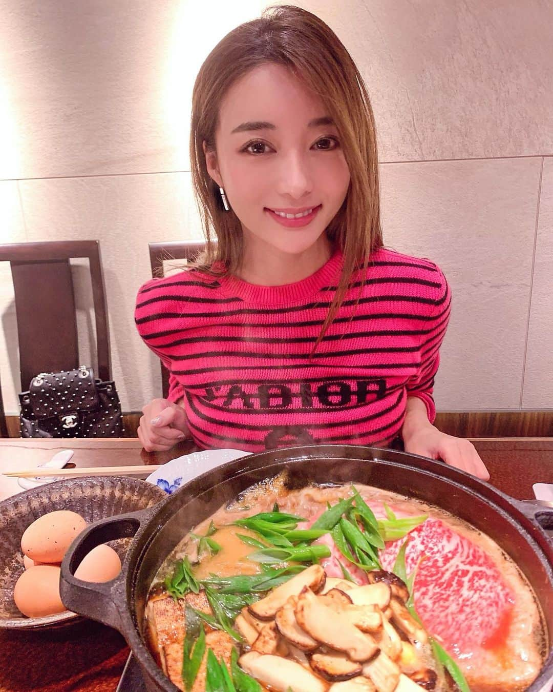 濱野りれさんのインスタグラム写真 - (濱野りれInstagram)「Came to 'Maruichi' for eating Matsutake🍂 📍Location #ginza 📖Menu course ✒︎Reservation Same-day reservation My stomach and heart were filled with gorgeous ingredients such as 'MUatsutake'🍂 I can't stop my appetite in autumn😘 Can you?😳 . . 銀座のすっぽん料理"まる市"へ松茸を食べに😍 松茸コースを頼んだらキャビア、トリュフ、 フカヒレと豪華食材がたくさん！ 最後は松茸のすき焼きをいただきました😋❤️ 秋って食欲が止まらなくて困る🤤 . . #rirelog #maruichi #washoku #tokyofoodie #tokyofoodies #ginzagourmet #tokyoeats #tokyogourmet #japanesefoods #japanesefoodlover #eatlover #tabelog #美食 #日本食#銀座グルメ #まる市 #和食 #フカヒレ #すっぽん #松茸 #当日予約 #グルメ女子 #食べるの大好き」10月14日 19時02分 - riregram