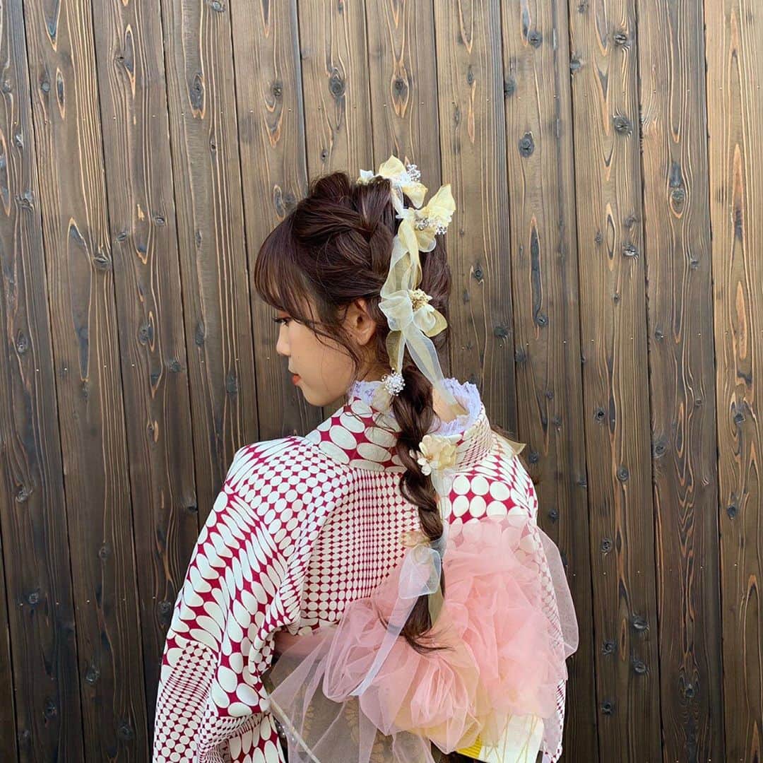 山本瑠香さんのインスタグラム写真 - (山本瑠香Instagram)「後ろ姿、かわいすぎ問題…  着物と私のイメージに合うように、 三つ編みの部分にドライフラワーやレースを 飾ってくださって、 これ以上可愛いヘアアレンジはない！ っていうくらい可愛くしてくださりました😭💘  こんな凝ったアレンジを 10〜15分くらいでチャチャチャっと 仕上げられる梨花和服さん(@rikawafuku )さん 本当に素敵です、、、💫  #梨花和服 #京都着物レンタル #京都着物 #京都 #京都観光  #清水 #着物 #着物ヘア #着物コーディネート  #和服 #ヘアアレンジ #三つ編みアレンジ #ドライフラワー #hairstyle #hairarrange」10月14日 19時02分 - mckg2020_no3