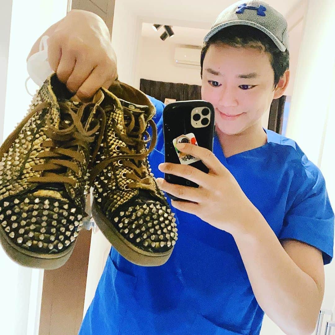 のインスタグラム：「久しぶりのルブタン  #ルブタン #ルブタン靴 #gold」