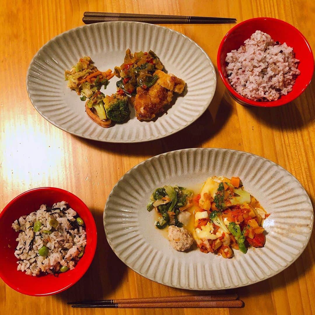 石川瑠利子のインスタグラム：「. . こないだご飯を作る時間がなくて活用した @fitfood_home の冷凍お惣菜🙆🏻‍♀️✨ 白身魚と野菜のマリナーラ、枝豆ご飯、と鶏の油淋鶏にもち麦ご飯💕 どちらも健康的なのに美味しくてペロリ！頑張ってお味噌汁くらい作ればよかったなぁと反省🤤🌟 . .」
