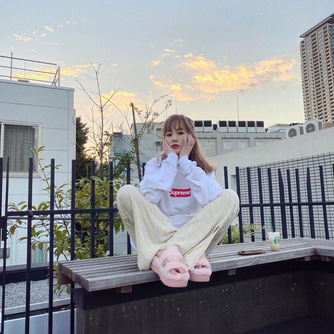MACOのインスタグラム：「👚🌥 昨日の私服 long sleeve shirt: @supremenewyork  pants: @jouetie_official  sandal: @ugg」