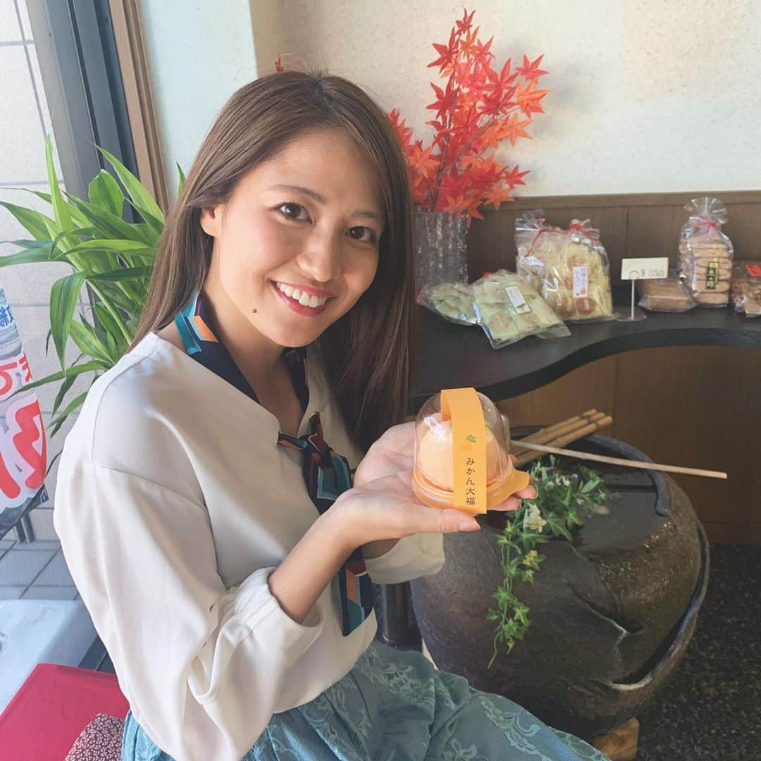 池山智瑛さんのインスタグラム写真 - (池山智瑛Instagram)「. 朝日饅頭本舗のみかん大福🍊 期間限定なんだって！10月末まで！ いちご大福が予約しないと買えないくらいの人気商品😍 . #スイーツ　#sweets #sweetstagram #和菓子屋　#和菓子　#スイーツ巡り #和菓子屋さん #みかん大福　#朝日饅頭本舗 #大福　#いちご大福　#田舎　#田舎暮らし #田舎の風景 #田舎生活 #移住 #移住女子 #地域おこし協力隊 #三重県　#尾鷲市 #japan #japan_of_insta #japanesegirl #photo #instalike #instagood #photooftheday #photoshoot #follow #me」10月14日 19時12分 - chu_chiaki