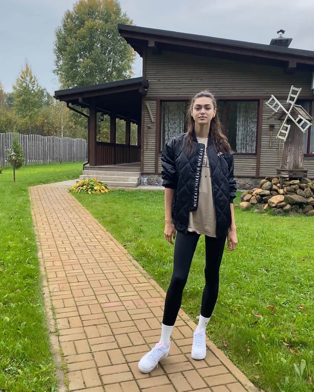 Zhenya Katavaのインスタグラム：「Бомж Стайл и всё что с ним связанно ♥️👏🏽 оцени от 1-10 😆」