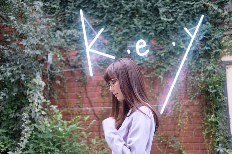 葉月祥子のインスタグラム：「新しい看板がとてもおしゃれです🗝🧚🏻✨🌿 ﻿ ﻿ ﻿ #k.e.y #key #hairsalon #japan ﻿ #beauty #beautysalon #omotesando #harajuku ﻿ ﻿ #美容室 #原宿キー #表参道美容室 ﻿ #代表 #田中祐次 #yujitanaka ﻿ ﻿ #spececraft #葉月祥子」