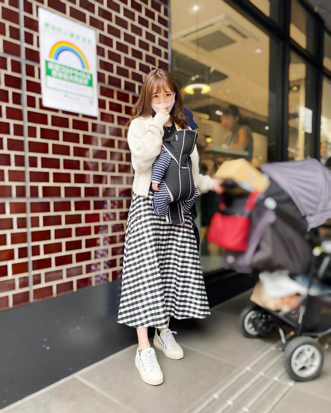 小林真由のインスタグラム：「⋆﻿ ちょっとお久しぶりです🌙﻿ ﻿ ﻿ ボーダー×チェック🐼👶🏼﻿ 僕は大きくなるのが早くて﻿ 用意してたお洋服はどんどんサイズアウト😱﻿ すぐお姉ちゃんの体重を越してしまいそうです😂﻿ ﻿ 先日の。お散歩がてらテラスでランチ🍔﻿ ﻿ ﻿ #ファッション #コーデ #ママコーデ #女の子ママ #男の子ママ #ママライフ #コーディネート #ランチ﻿ #広尾 #1歳 #生後2ヶ月 #ベビー #二人育児 #ベビーカー #アップリカ #eatplayworks #aprica﻿ #frayid﻿ #ronherman #lecielbleu #giuseppezanotti」