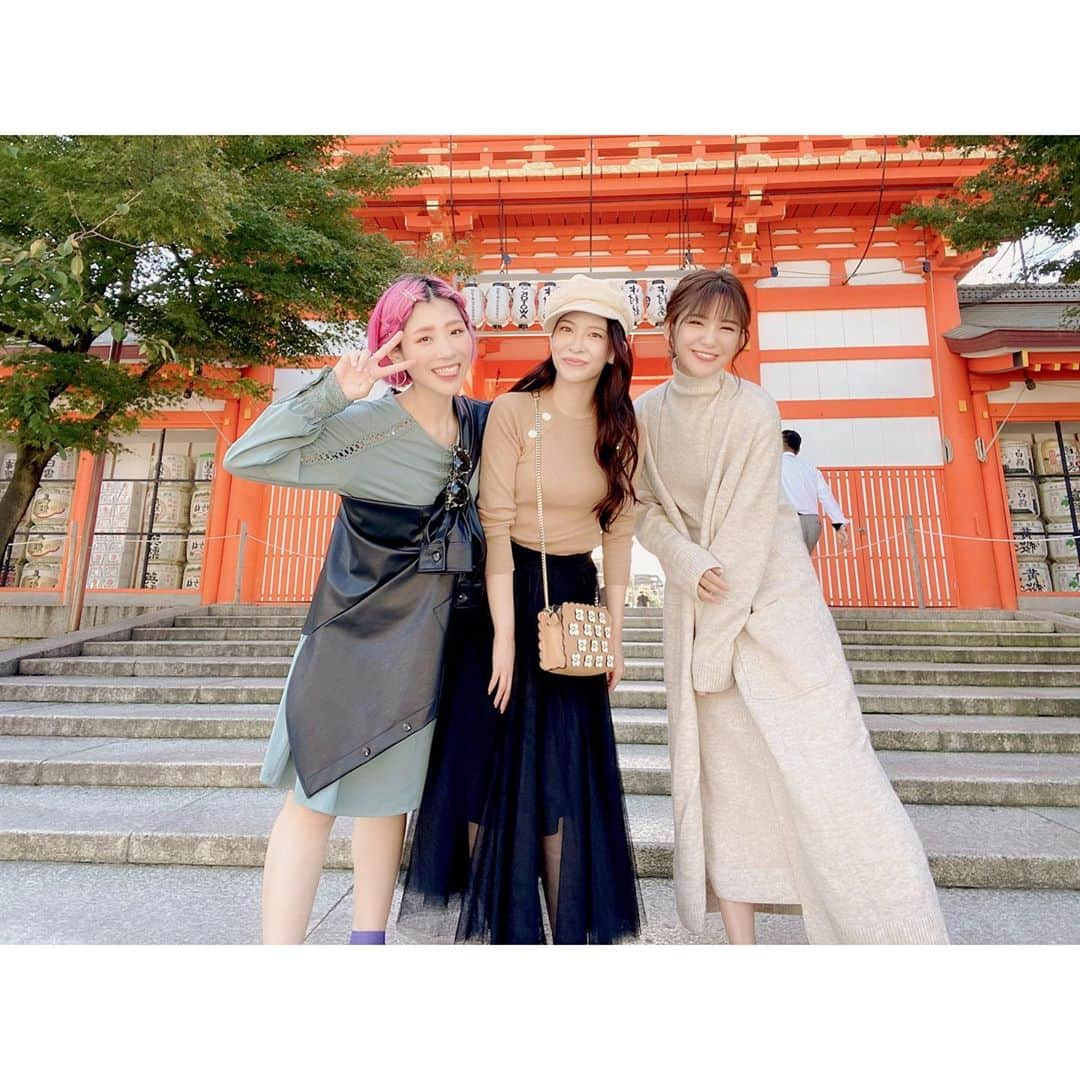 田尻夏樹（なつきんぐ）さんのインスタグラム写真 - (田尻夏樹（なつきんぐ）Instagram)「八坂神社でお参り⛩ Fカップにしてください。 と願い事をする友達 . 神様の意識 全部持っていかれた気がする。 . せーので同時にお参りした私達の話し きっと聞いてくれてないだろうな😂 . . . #基本名前とお礼だけ伝える派です」10月14日 19時25分 - tajiri_natsuki