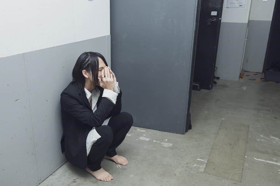 白井將人のインスタグラム：「昨日の無観客コンセプトワンマンライブ"かたちのないばけもの"のアーカイブ配信が始まりました、メンバー、スタッフ一丸となって作り上げた素晴らしい作品ができました、もう昨日観たよって方も、まだ観てないよーって方も、たくさんの人に観てもらえたら嬉しいな . 1年ぶりに髪編み込んで、人生で初めてジャケット着てライブした . photo by オチアイユカ(@sadvacation5 )」
