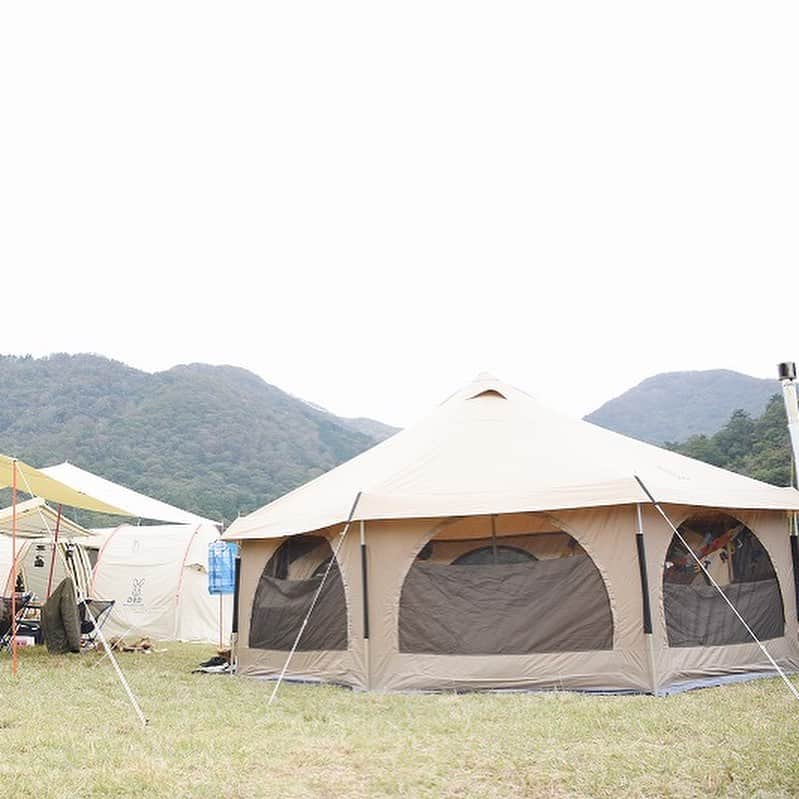 キャンプ情報サイト［ランタン］さんのインスタグラム写真 - (キャンプ情報サイト［ランタン］Instagram)「CAMP SMILE STYLE ／ タケノコテントは快適さを備えたエンタメ空間！ ＼ いろんなキャンパーのキャンプスタイルを現地取材と一般キャンパーからの投稿で数多く掲載してます。 . . 詳しくは @lantern.camp webサイトをご覧ください . . #camp #camping #outdoor #travel #trip #lantern_smile #nature #キャンプ #キャンプ用品 #キャンプギア #アウトドア #テント #自然 #旅行 #キャンプ初心者  #キャンプ好きな人と繋がりたい #camper #外遊び #マキノ高原キャンプ場 #グループキャンプ #LANTERN #グルキャン #キャンプレイアウト #DOD #タケノコテント #カマボコテント #DOD #ハロウィン」10月14日 19時19分 - lantern.camp