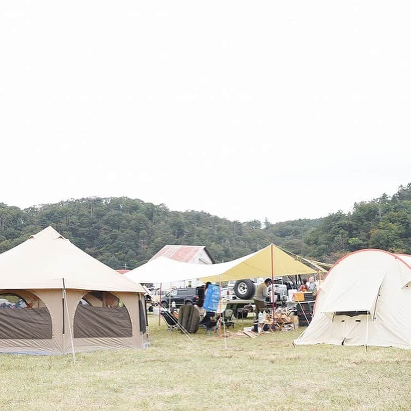 キャンプ情報サイト［ランタン］さんのインスタグラム写真 - (キャンプ情報サイト［ランタン］Instagram)「CAMP SMILE STYLE ／ タケノコテントは快適さを備えたエンタメ空間！ ＼ いろんなキャンパーのキャンプスタイルを現地取材と一般キャンパーからの投稿で数多く掲載してます。 . . 詳しくは @lantern.camp webサイトをご覧ください . . #camp #camping #outdoor #travel #trip #lantern_smile #nature #キャンプ #キャンプ用品 #キャンプギア #アウトドア #テント #自然 #旅行 #キャンプ初心者  #キャンプ好きな人と繋がりたい #camper #外遊び #マキノ高原キャンプ場 #グループキャンプ #LANTERN #グルキャン #キャンプレイアウト #DOD #タケノコテント #カマボコテント #DOD #ハロウィン」10月14日 19時19分 - lantern.camp