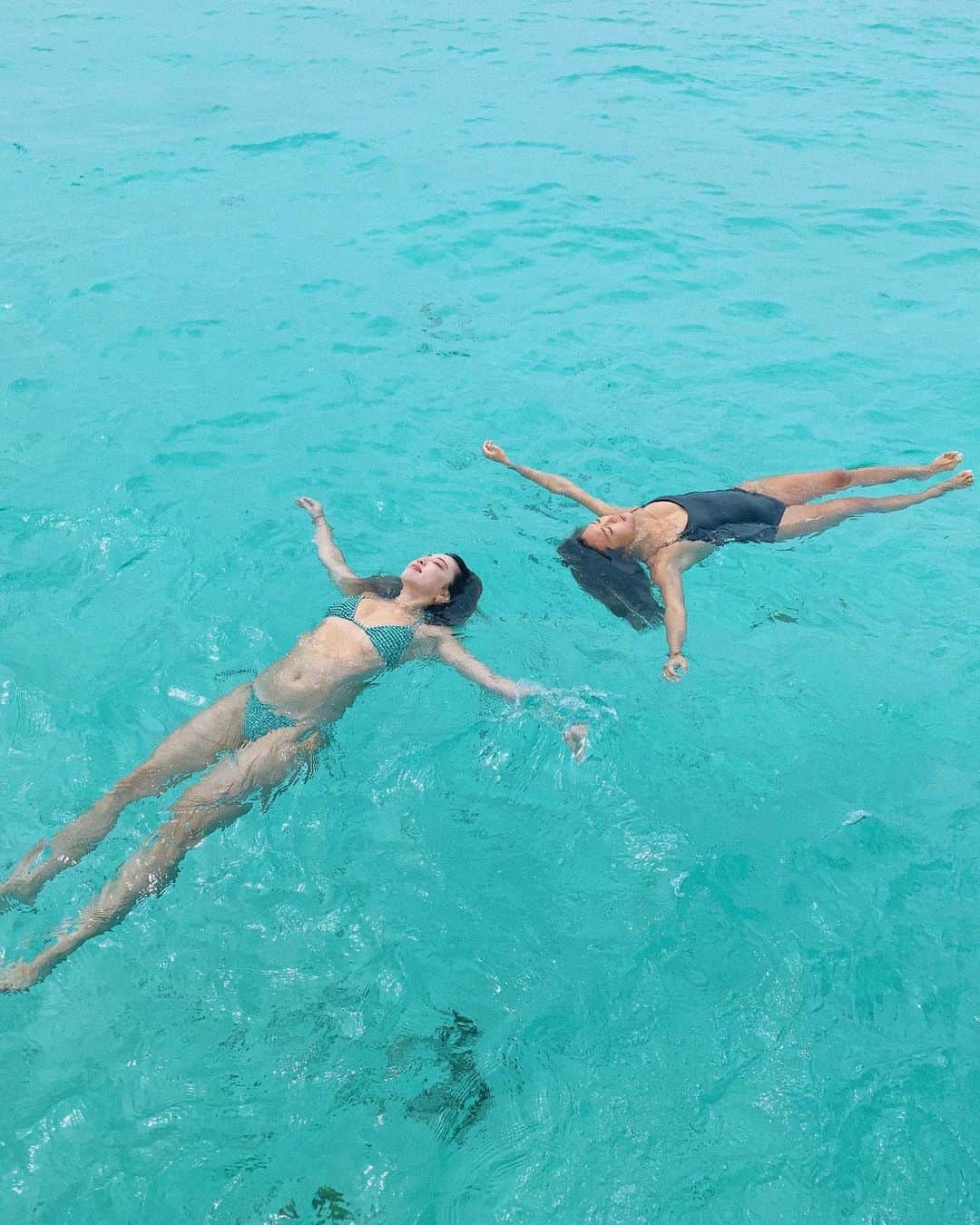 小竹麻美のインスタグラム：「いつでもどこでも浮きたがりな私たち。 ３枚目やばぁ🤣🤣❤️今年も楽しかったね😘  #八重干瀬#宮古島」