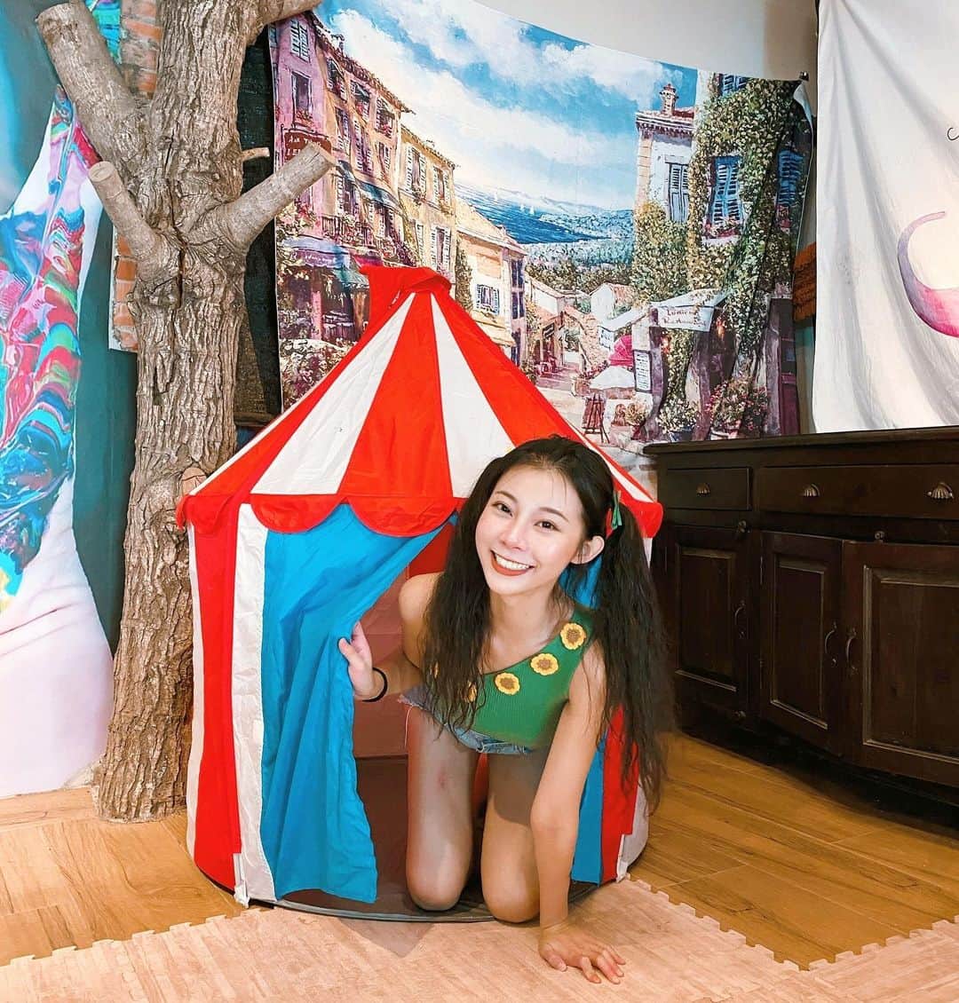 張香香のインスタグラム：「🎪🤹🏻‍♀️🎟  一種不在乎別人的恥度和 不在乎別人的發文排程🤣 #八月的照片十月還在發🤪」