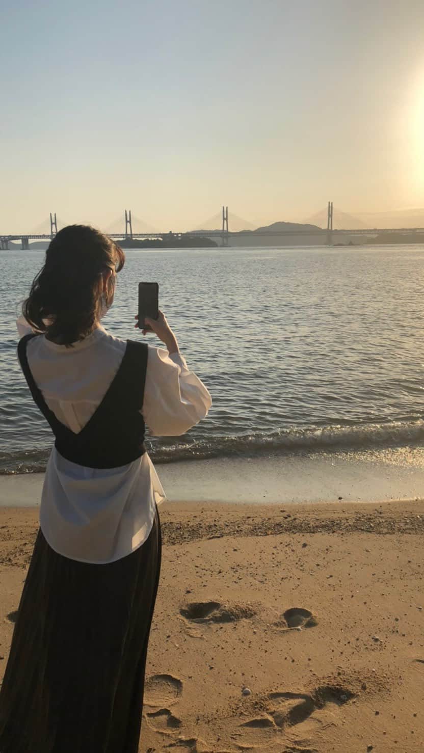 松山メアリのインスタグラム：「ロケ中〜夕日を待っている間に撮ってもらいました☀️  本当にいいお天気だったのでおすそわけです♪  全く泳げませんが海を近くに感じるのはだいすきです✨」