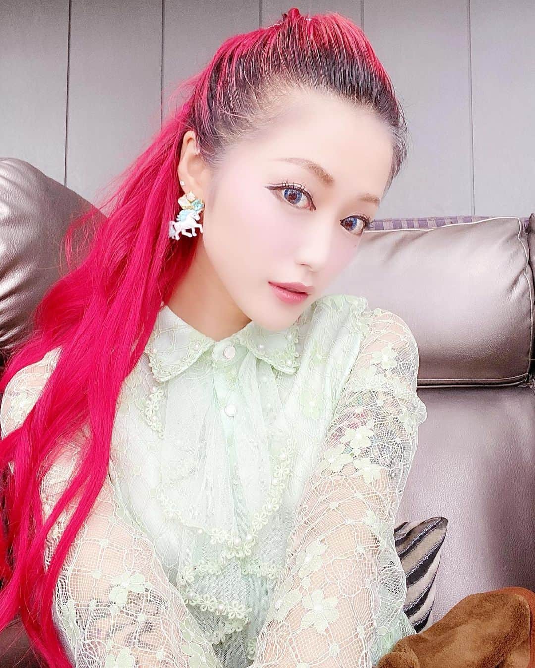 五月千和加さんのインスタグラム写真 - (五月千和加Instagram)「. 最近よく食べるので顔に丸みができました😂❗️ まぁ丸みがあるのも女の子らしくて良き。  #arielhair  #redhair  #赤髪 #アリエル #ワンピース  🎀🎀🎀🎀🎀」10月14日 19時34分 - satsuki_senwaka