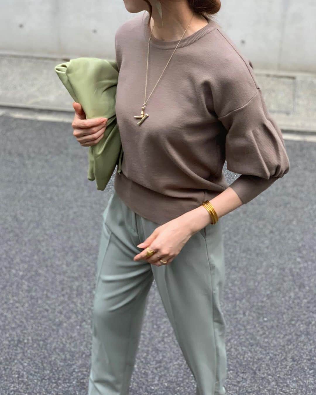 kazumint20さんのインスタグラム写真 - (kazumint20Instagram)「. #coordinate . . ふんわり袖が可愛いニットで beige × green 。 . 秋冬このエトゥープみたいな色ばっかりが好き。　 . . . knit  @romile_official  pants  @day_and_grade  bag  @zara . . . #fashion#instafashion#knit#romile#dayandgrade#ロミール#シンプルコーデ#秋コーデ .」10月14日 19時28分 - kazumint20