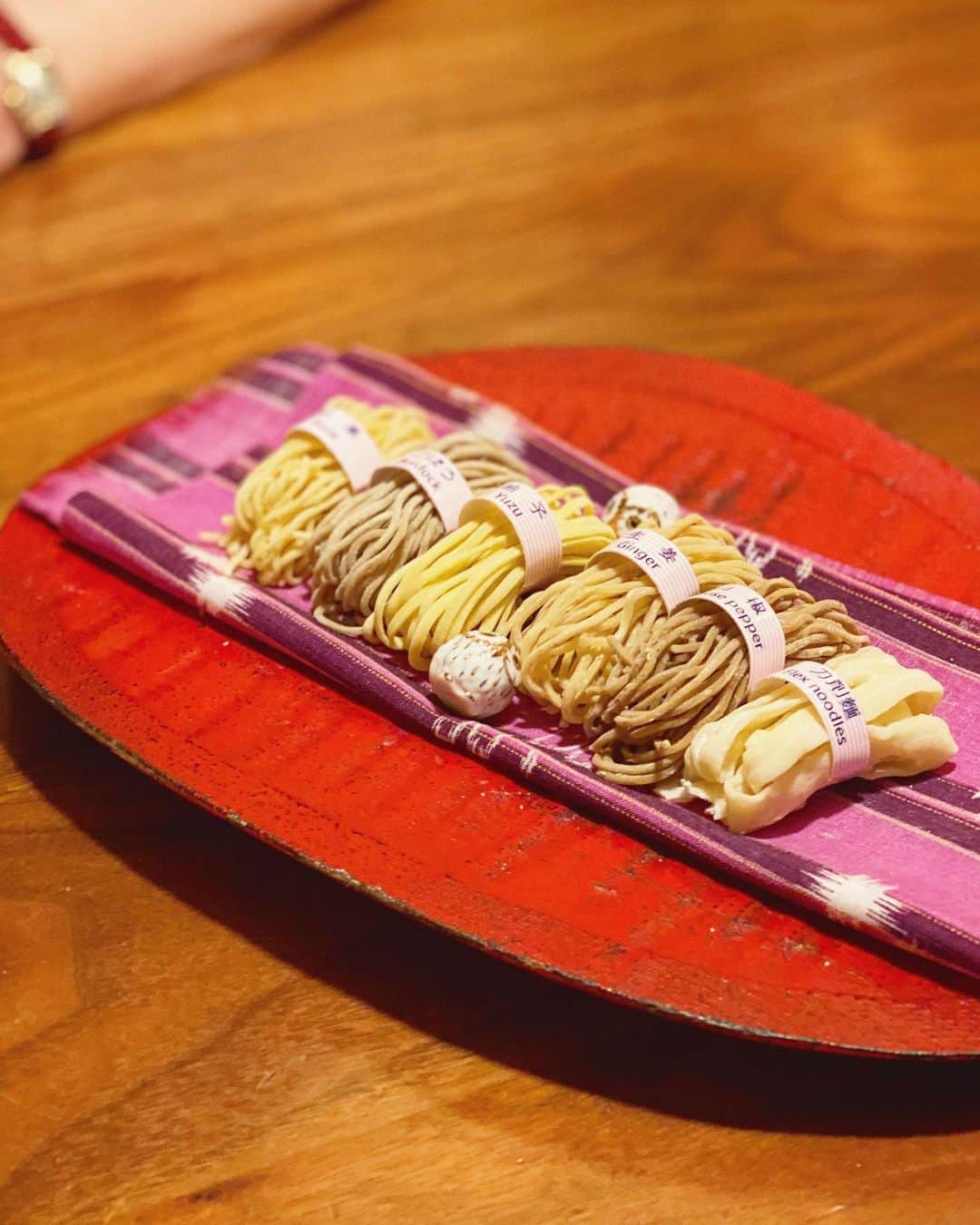 のインスタグラム：「これはモンブラン  ではなく、六種類の麺の見本  久しぶりのお二人と 広尾のはしづめへ  いつも食べる担々麺 今日はごぼう麺をチョイス  久しぶりすぎてずっと喋りながら食べていたから ごぼう麺がどんなだったか覚えが無い  麺プラス北京ダック一巻きのセット  この後 ホントのモンブランを食べに行きました でも、和栗感たっぷりなタイプじゃなかったから不完全燃焼  #担々麺#ごぼう麺」
