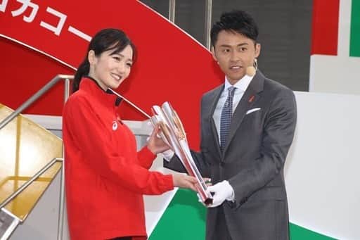 野口真未のインスタグラム：「🏃‍♀️  PRイベントでは、競泳の北島康介選手から桜トーチを 受け取りました🌸  ※写真・記事は「しらべぇ」サイトより↓ https://sirabee.com/2020/02/13/20162256117/  #東京2020オリンピック #聖火リレー #君色で走れ #聖火ランナー #チームコカコーラ #ポーラーベア #桜トーチ #tokyo2020 #teamcocacola @teamcocacola」