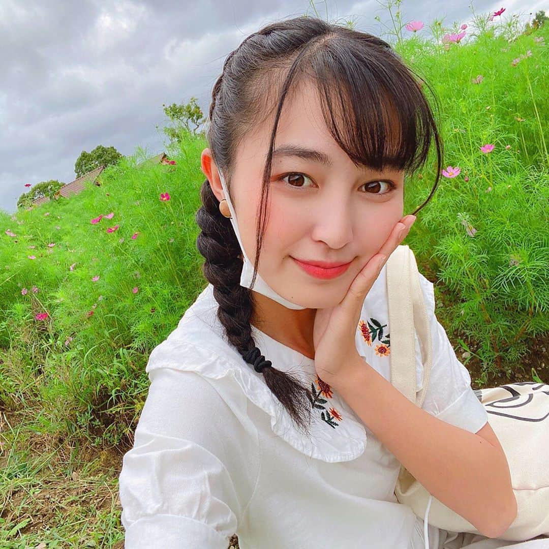 堀口日萌のインスタグラム：「前のやつの続き🙈  スーパー曇天ハーベストのおかかです💨  お花お花お花お花 きれいきれいきれい 次はシーズンの時に行きたいね🌞 ほぼ草でした✨  #ハーベストの丘#ワンピースコーデ#ootd#お花畑#ほぼ草」