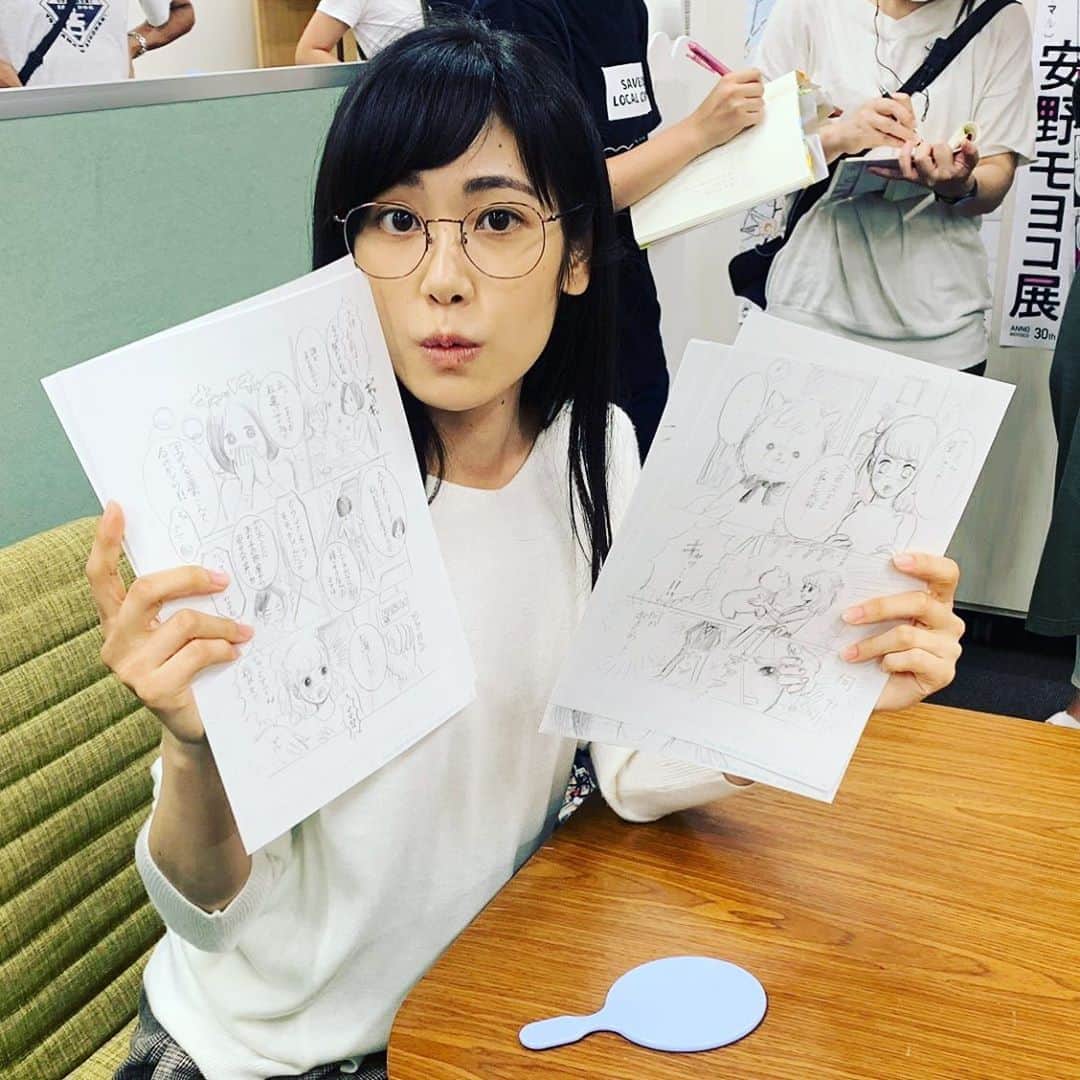 だから私はメイクする【公式】のインスタグラム：「・ #だから私はメイクする いよいよ本日第2話🥰💅 ・ 奏子(@junkoabe_official )が 描いている漫画の原稿、実は #テレビ東京 社員である #まふねこ さんこと、真船佳奈さんに 描いていただきました☺️🖋 ・ そして、出版社のシーンでは 漫画原作の #シュークリーム で 撮影もさせていただきました🔥 本物のポスターがたくさん貼られているので、 知ってる漫画を見つけてください😆💕 細かい美術も拘っております😏✨」