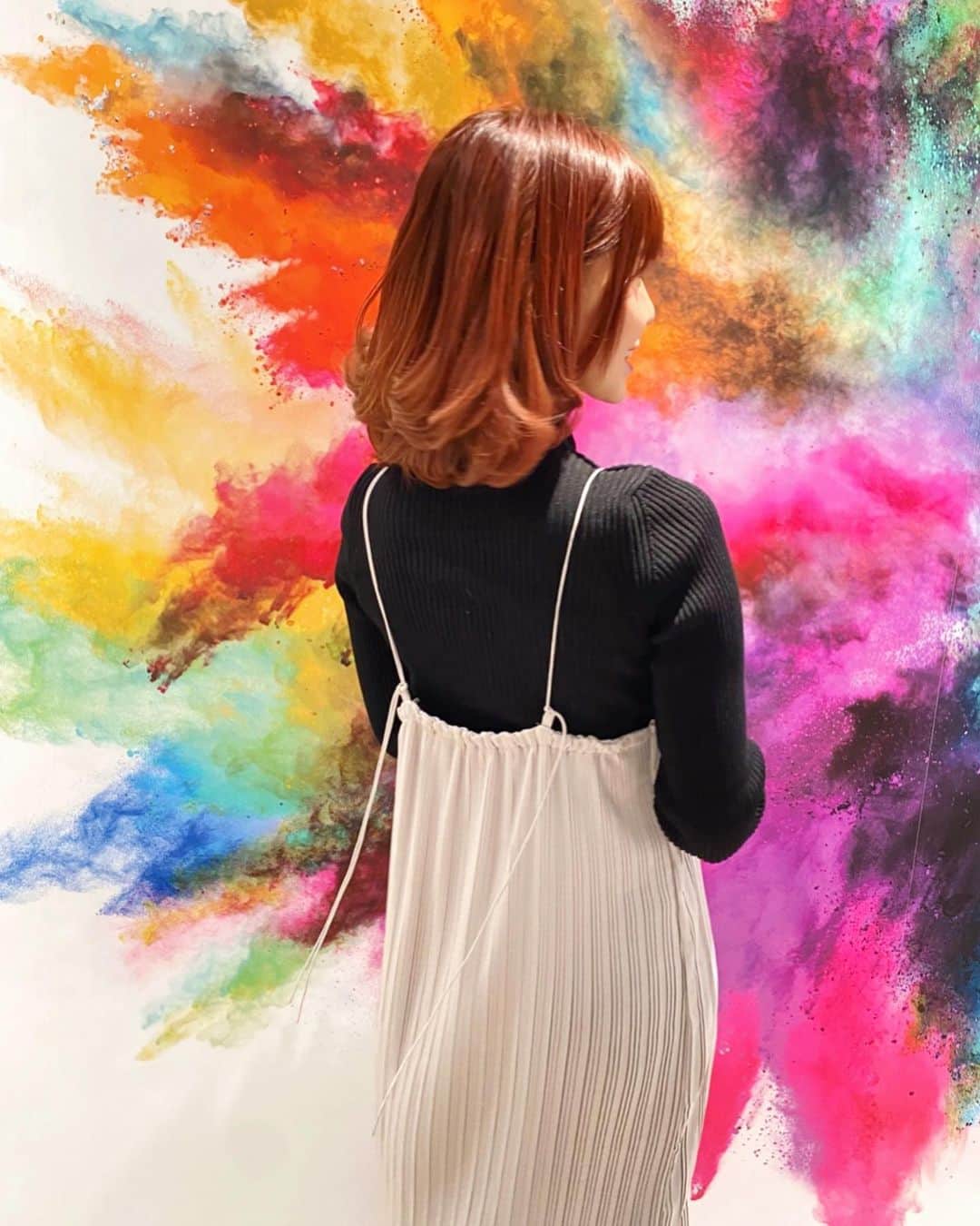 のインスタグラム：「髪色ちぇんじ...♡ ブラックチェリー色🍒✨ ♡ 髪もミディアムくらいに 伸びたぁー₍˄·͈༝·͈˄₎🌱 前髪だけちょこっとカット✂️✨ ♡ トリートメントもしてもらって 髪もちゅるちゅるに なりました❤️ྀི🧡ྀི💛ྀི 💚ྀི 💙ྀི💜ྀི🖤ྀི #beautifulhair  #haircolor  #blackcherry #しばらく伸ばす予定です ♡」