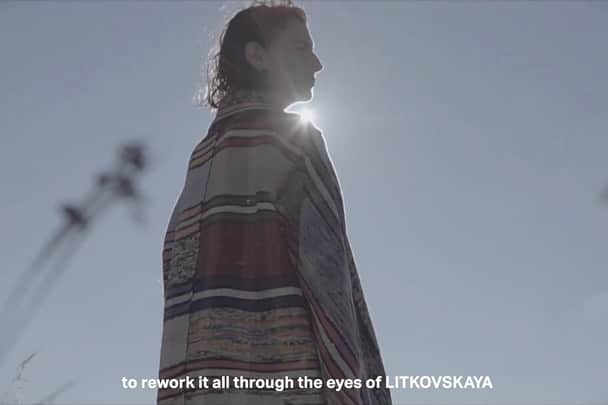 WWDジャパンさんのインスタグラム写真 - (WWDジャパンInstagram)「デジタルFW取材：ウクライナ発の「リトコフツカヤ（LITKOVSKAYA）」は、ブランドの"アーティザナル"ラインのコレクションをウクライナの大自然の映像とともに届けました。その合間にデザイナーのリリア・リトコフツカヤ（Lilia Litkovskaya）がコレクションに込めた想いやその過程を語る映像が差し込まれていて、デザイナーのパーソナリティーも見て取れる素敵な映像でした。  無機質なドキュメンタリーではなく、どこか温もりのある映像になっていたのは木琴の音楽の鳥のさえずりなどの自然音のおかげでしょうか。ハンドメイド感あふれるボーダー柄がとても可愛かったし、生地を織る作り手の顔も見られるから買ったらいっそう愛着が湧きそうです。個人的には、工房のスタッフがユニホームとして着ていた、ブランド名が入った白いショップコートを商品化してほしいです。  山に囲まれて育ったというリトコフツカヤは今回、ウクライナの自然が生んだ素材を使い、その服を着た都市で生きる人々に自然のエネルギーや人の手による温もりを伝えたかったんだとか。「リトコフツカヤ」は過去にもパリでリアルのショーをしていたけど、地元の自然が着想源なら、こうして映像を見た方がすごく理解が深まるかも。着る人が自分のストーリーを描けるようにラストルックは毎回白い服にしているというエピソードもよかった。  パリコレ3日目の対談レビュー全文は @wwd_jpのプロフィールのリンクから  #リトコフツカヤ #LITKOVSKAYA #PFW #PFW2020 #SS21 #21SS #2021SS」10月14日 19時37分 - wwd_jp