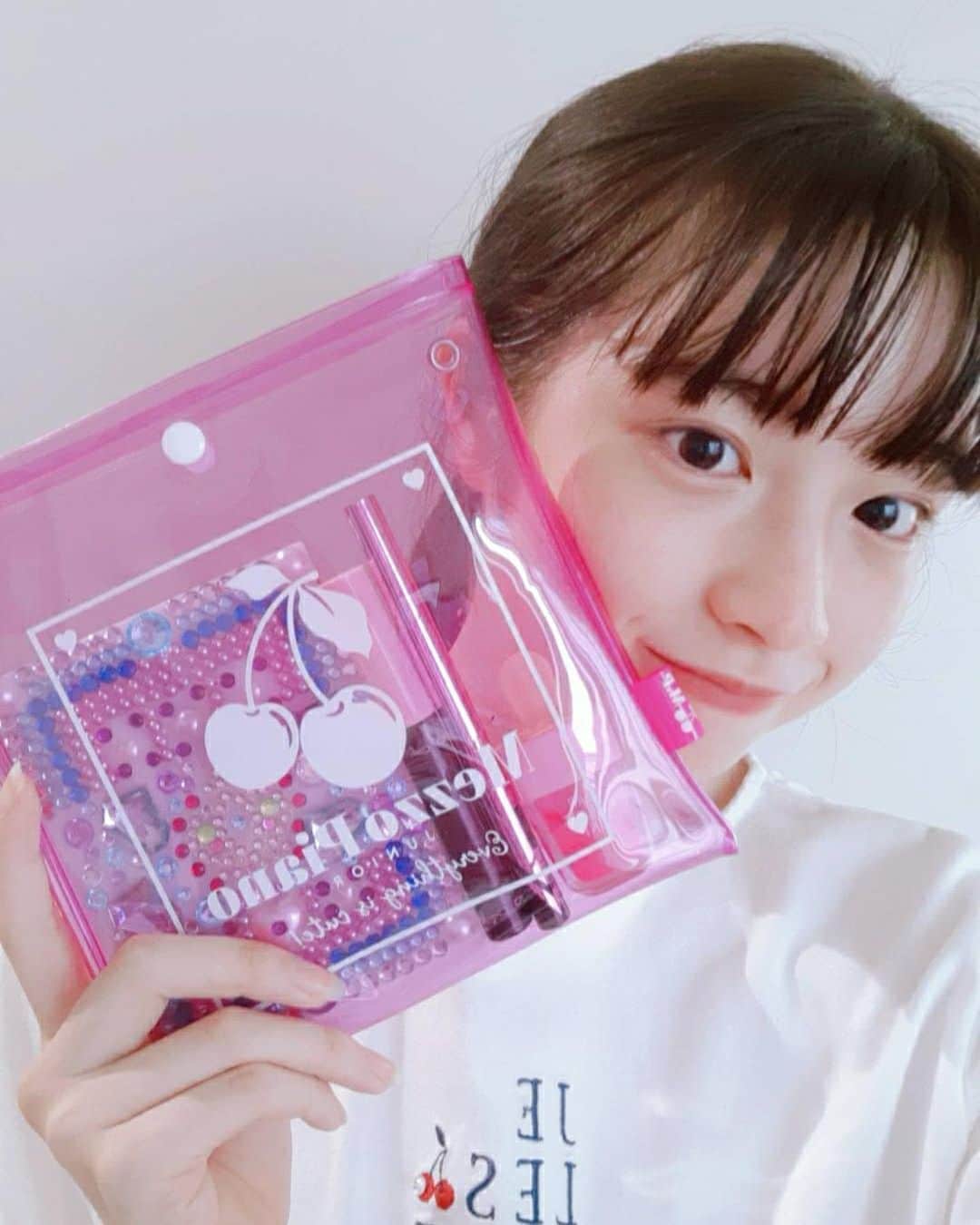 ニコ☆プチのインスタグラム：「あぶないあぶないっ😚💦 10月号のふろくの使い方、まだ終わってませんでした😜 アヤナはコスメポーチとして使ってるみたいだよ💗  10月号のメゾ ピアノ ジュニアさんのクリアサコッシュ!! 私は鏡とコスメを入れています！中身が見えるので、見た目が可愛いコスメなどを入れるのもオススメです🌷  #ニコプチ #ニコプチふろく #プチモのふろくの使い方  #ニコプチふろくのある生活  #メゾピアノジュニア #mezzopianojunior  #ふろく #葛西杏也奈」