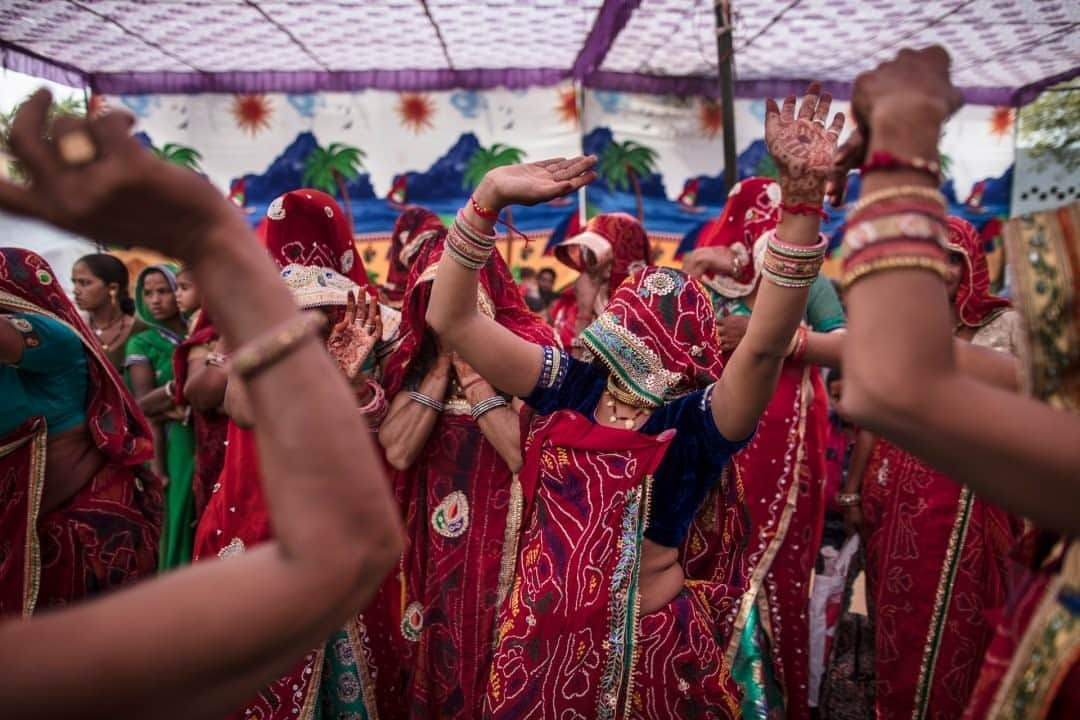 ナショナルジオグラフィックさんのインスタグラム写真 - (ナショナルジオグラフィックInstagram)「Photo by @johnstanmeyer / Family and friends celebrate before the wedding of Kanchan Bajaranaya, 23, at her family's home in Harasar, Rajasthan, India. Kanchan is a success story: having access to education, she moved to Jaipur, where she works in business. She returned to her ancestral home in a rural part of Rajasthan for the wedding. The image is from my latest story in @natgeo magazine, "Water Everywhere, and Nowhere," in the August issue, now on newsstands worldwide. @outofedenwalk #walkingindia #edenwalk #india #rajasthan #wedding  Check out Nat Geo's link in bio for more on this story.」10月14日 19時39分 - natgeo