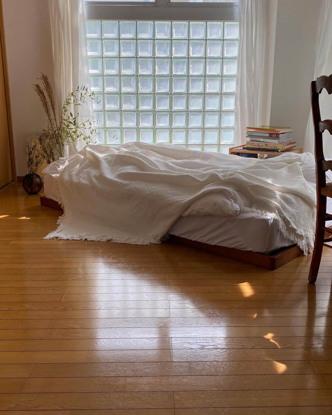 生野優子のインスタグラム：「ベッドをこの配置にして気付いた事、 きっと人間は無意識に壁で平衡感覚をとっていて、起きたらだいたい壁と平行に寝てる。 だから、斜めのベッドにさらに斜めに寝てます」