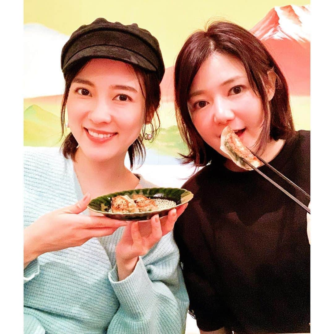 奈津子さんのインスタグラム写真 - (奈津子Instagram)「奈津子的・関東餃子ランキングBEST3を更新してしまった…。池尻大橋駅から徒歩5分ちょっとの #池尻餃子 。看板メニューの「あおば餃子」は餡がグラタンのように独特のトロみを持っていて味の層が深すぎて底が見えない….旨み成分の海にダイブできてしまう絶品。もはや芸術の域。おっいしいいぃぃ🥺🥺🥺 ・ サッパリした「大葉餃子」ぷりっとした海老が1尾丸々はいった「海老の姿餃子」美しい緑の皮が鮮やかな「15野菜のクロレラ餃子」食感が絶妙な「鶏パクチー餃子」優しい味わいの「水餃子」当然、全餃子コンプリートしましたが最高でした！！ ・ 掘りごたつ形式でリラックスできる内装なのでデートにもおすすめ♡ひとみん　@hitomifurusaki また行こうね✨ ・ #奈津子の餃子録  #家電 #家電好き #家電女優 #奈津子 #餃子　#餃子部 #餃子好き #餃子大好き　#グルメ #gyouza #dumplings」10月14日 19時41分 - natsuko_kaden