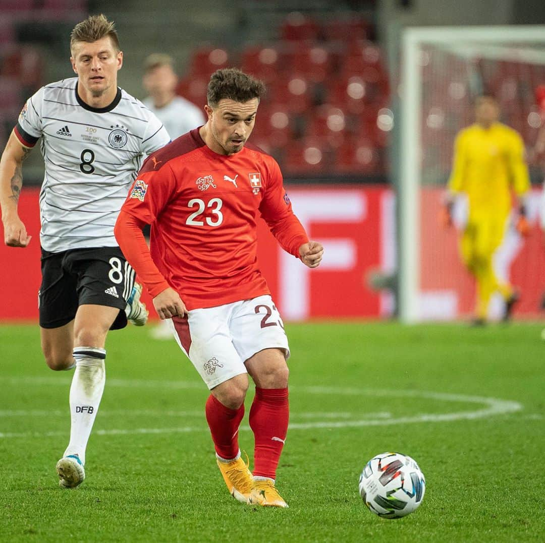 ジェルダン・シャチリのインスタグラム：「🇨🇭💪🏼 #XS23 @nationalteams_sfvasf」