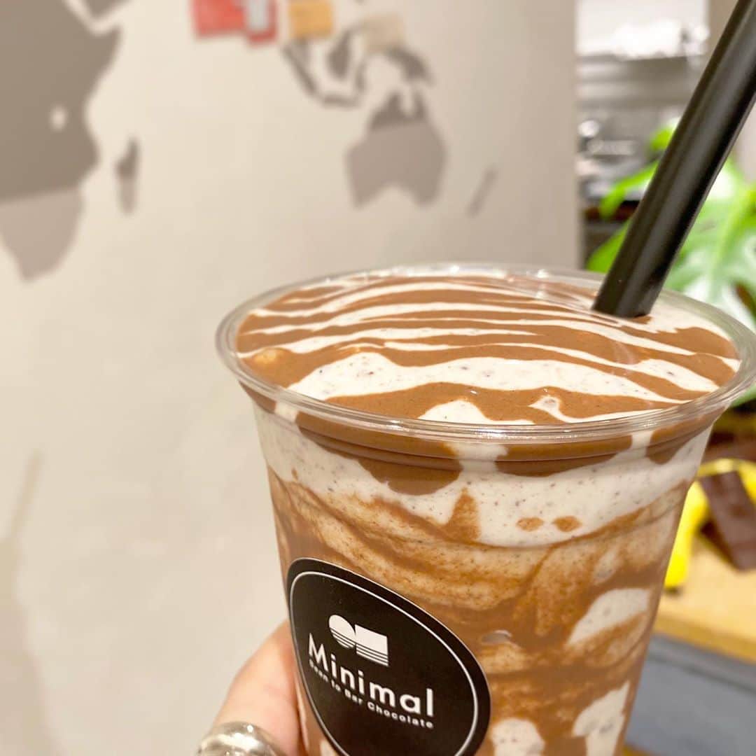 市川歩美さんのインスタグラム写真 - (市川歩美Instagram)「Minimal（ミニマル）銀座限定「チョコバナナスムージー」💛  バナナの種類や売れ具合までもが計算されていました。ミニマルの「FRUITY」ブレンドのチョコレートを使用。おいしかったです🥰  詳しくはチョコレートジャーナルの記事へ🍫  #ilovechocolate  #chocolat #chocolatelovers  #chocolate #チョコレート #チョコレート大好き #チョコレート好き #ショコラ #チョコレート好きと繋がりたい #チョコレートケーキ #カカオ #cacao #バナナが喜ぶチョコレート#ミニマル #ビーントゥバーチョコレート #beantobar #bananajuice #バナナジュース #チョコバナナ #ミニマルビーントゥバーチョコレート」10月14日 19時41分 - ayumichocolat