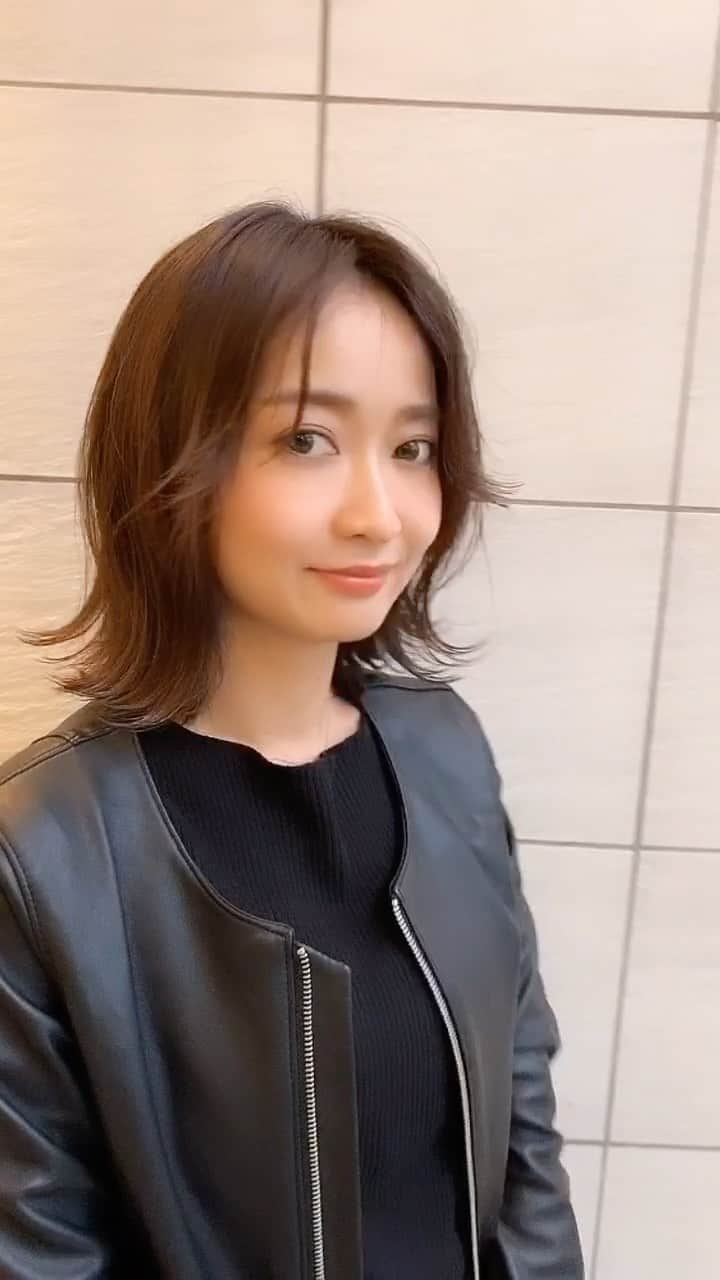 のインスタグラム：「冬なので伸ばす予定が…切っちゃいました🤭笑 @showhey0616 💇🏾‍♂️ カットだけでこんなに変わる🥺✨ いつも綺麗にして頂きありがとうございます。。🙏🏾💓 ・ ・ ・ 髪を切るたびに…笑 心機一転⭐️ 頑張るぞ。。☺️🍀 ・ ・ ・ #お仕事#お疲れ様 #表参道#美容院#hair#makeup #model #ootd  #ボブヘアー #ボブ #厄払いカット　笑 #心機一転　✨ #単純な山吹 #しょーへさんマジックに感謝 #モチベーションアップ 🍀 #スピッツ いい曲ばかり #懐メロ #自分磨き  #頑張ろう ☺️💓」