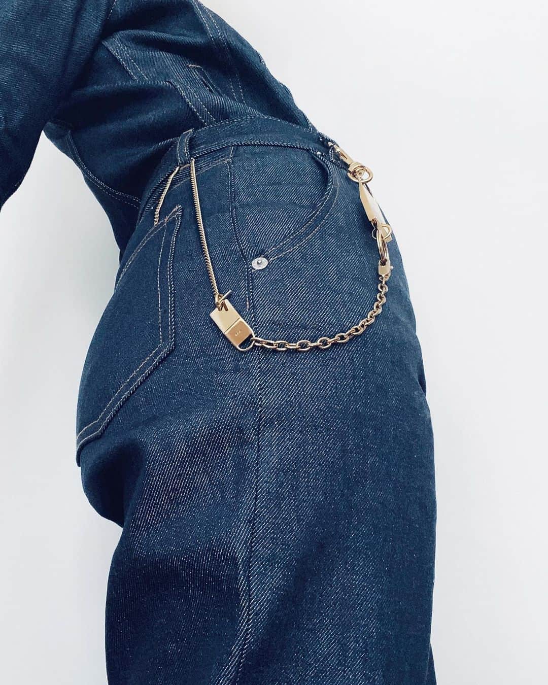 アーペーセーのインスタグラム：「A.P.C. DENIM ⠀ ⠀ Suzanne is wearing the Brandy jacket and the Chic jeans both in indigo. As accessories, the Nolan bracelet, the Nolan key ring and the Louison bracelet all available in silver. ⠀ ⠀ Creative direction and styling : Suzanne Koller⠀ ⠀ Available in stores and at apc.fr⠀ ⠀ #APC #APCDenim #Madeathome⠀」
